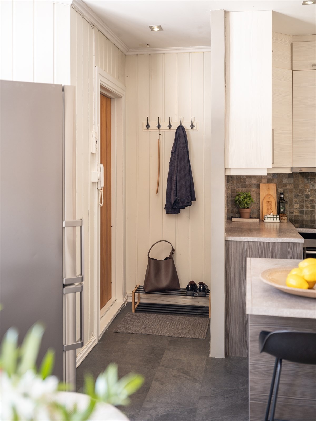 Entré med gode oppbevaringsmuligheter for yttertøy og sko. Leiligheten disponerer én bod på loft for annen praktisk oppbevaring. Galleribilde