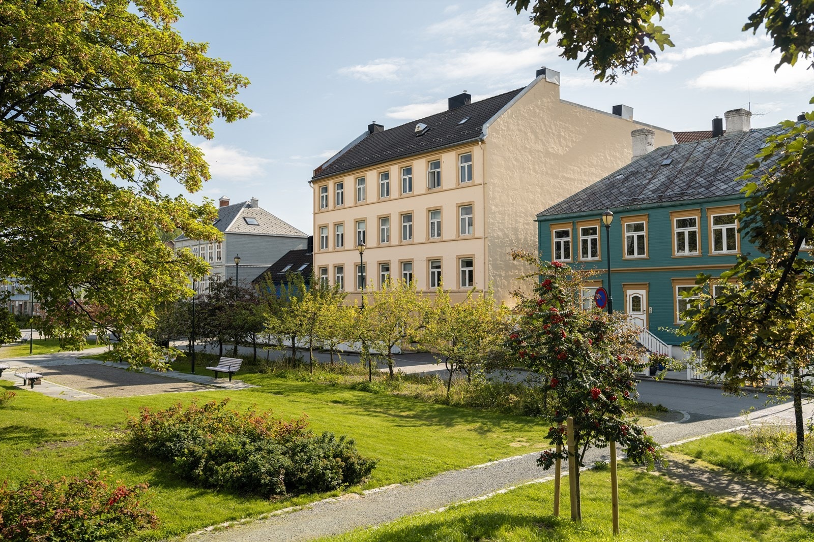 Rett utenfor leiligheten ligger Strandveiparken med trivelige sitteplasser og lekeplass. Galleribilde
