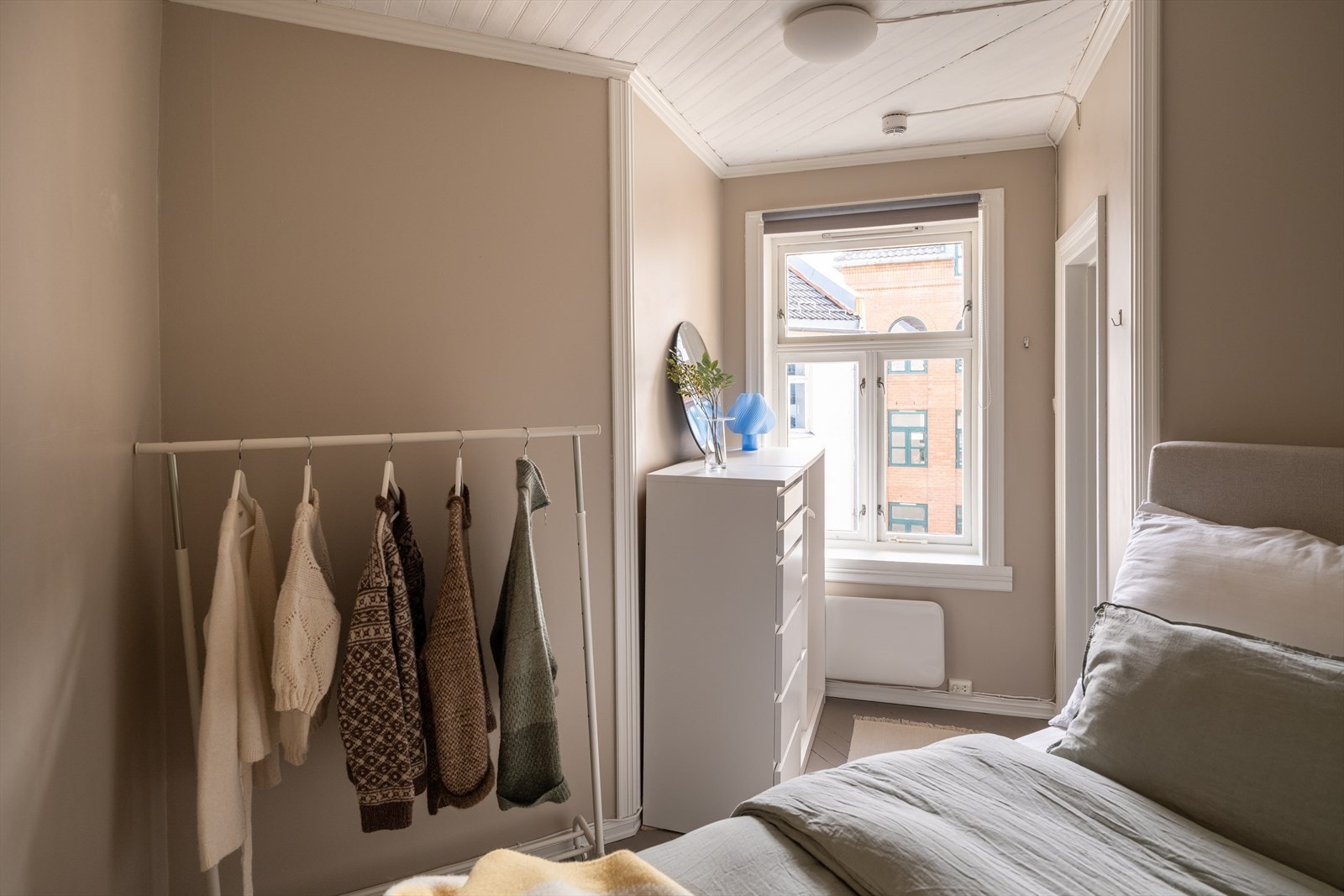 Soverommet ligger også vendt ut mot bakgård. Galleribilde
