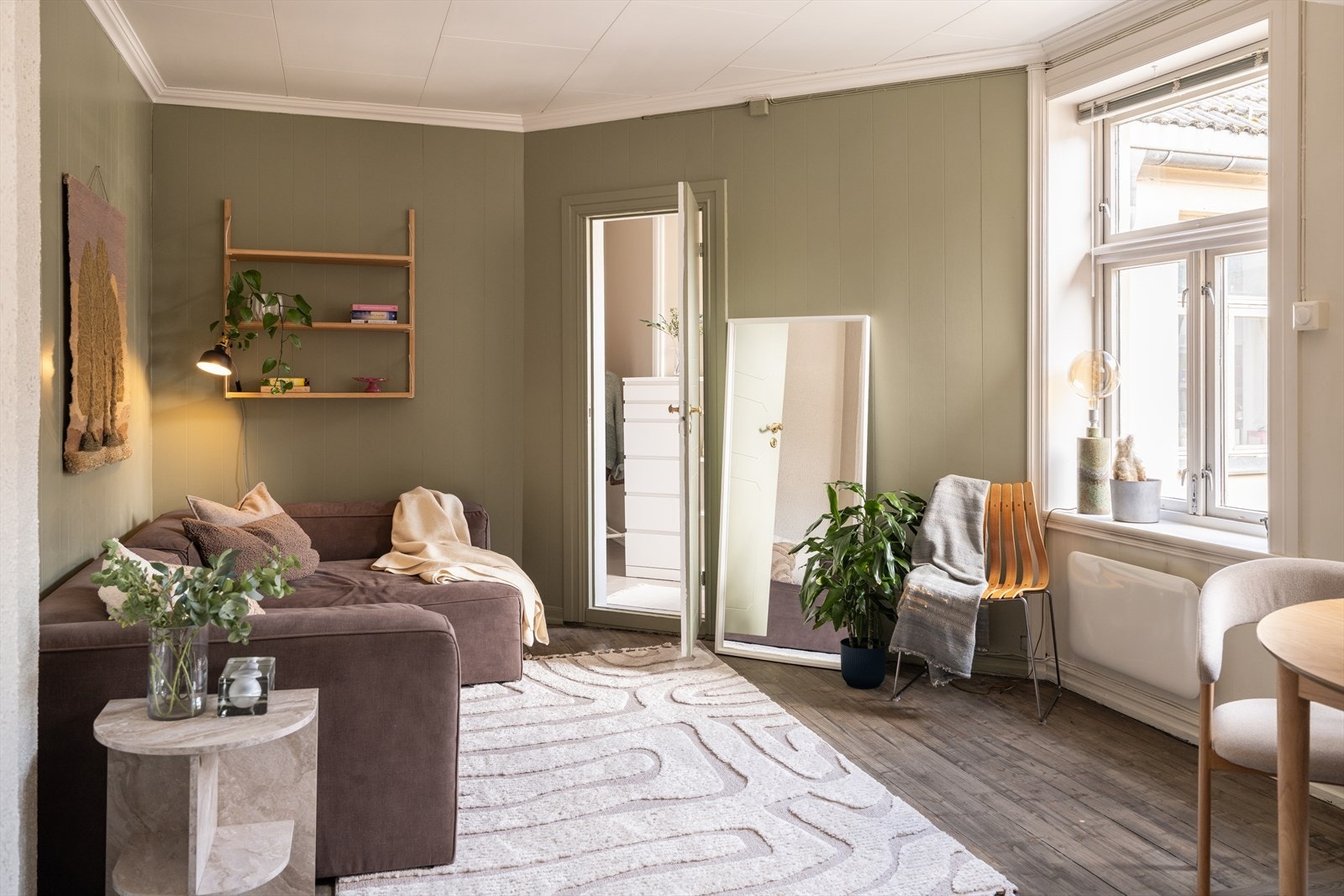 Det er mye inkludert i de lave månedlige felleskostnadene som blant annet TV/internett, andel fellesgjeld og diverse vedlikehold/drift iht. regnskap. Galleribilde