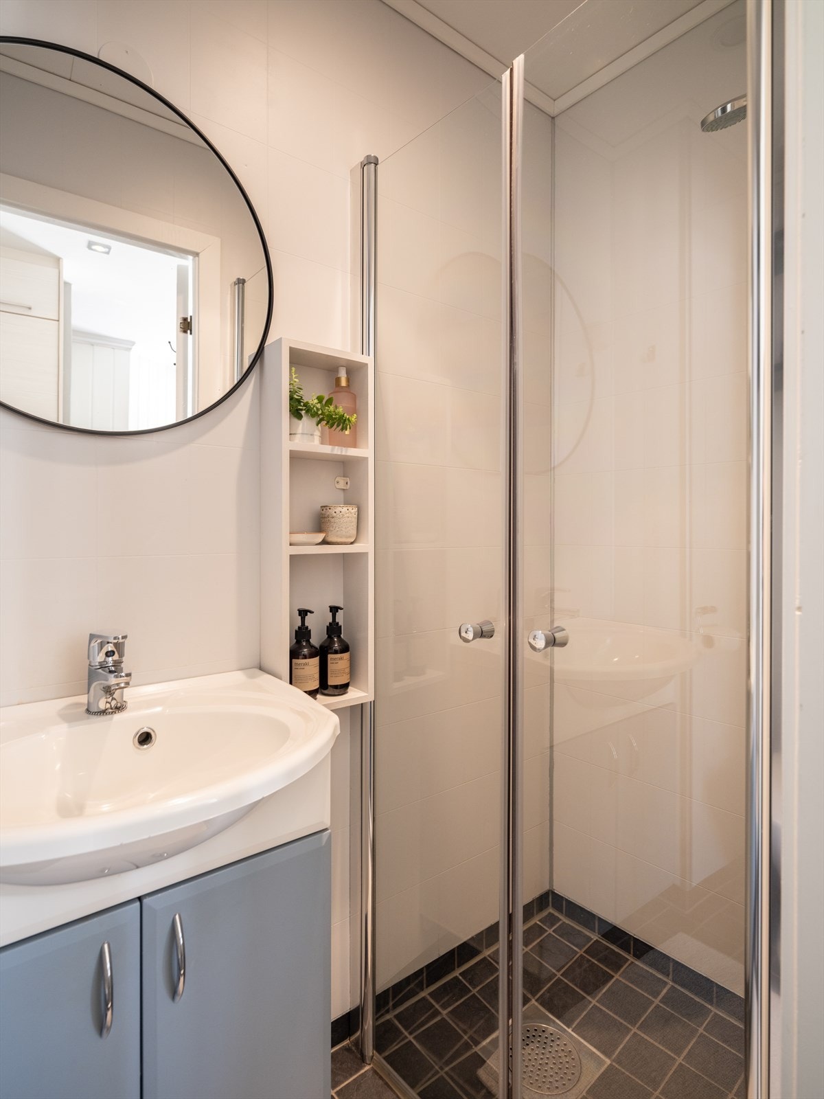 Badet er utstyrt med blant annet baderomsinnredning, innfellbare dusjvegger av glass og toalett. Galleribilde