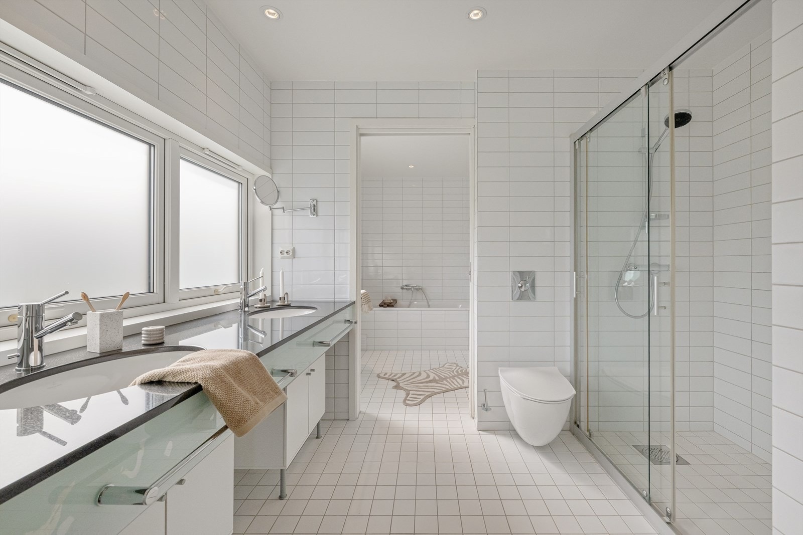Romslig bad med både dusjnisje og innfliset badekar. Galleribilde