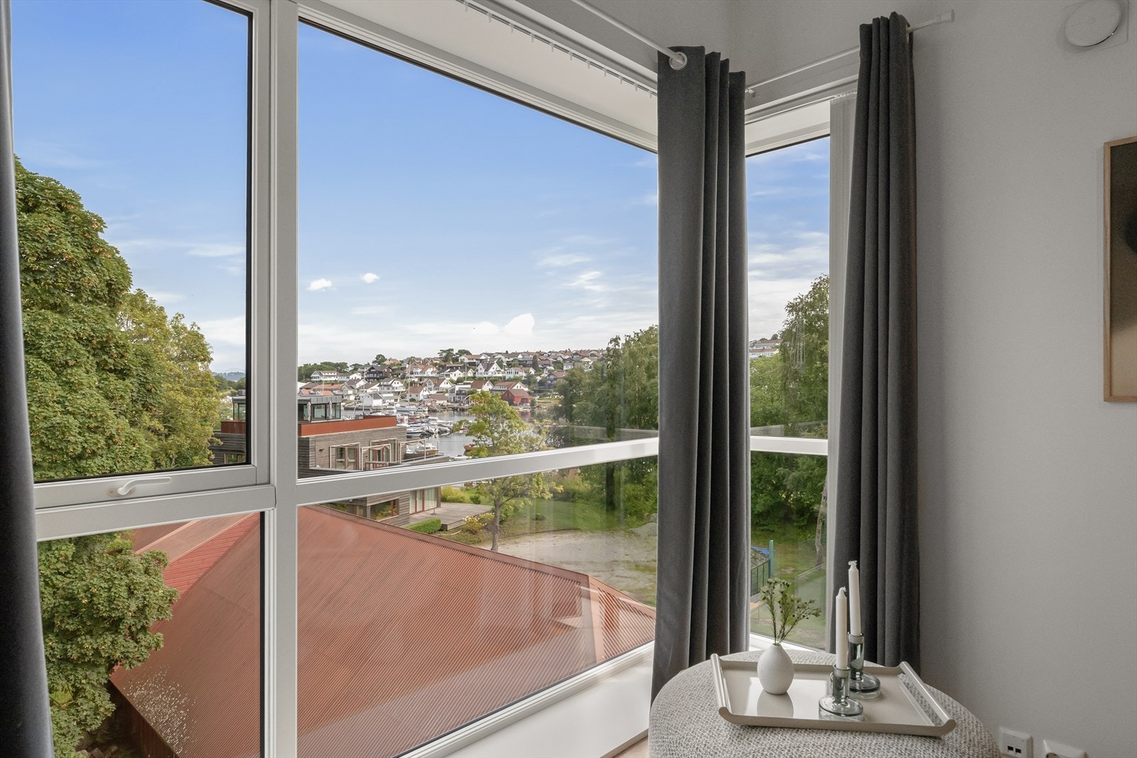 Fra soverommet er det flott utsikt mot båthavnen og sjøen. Galleribilde