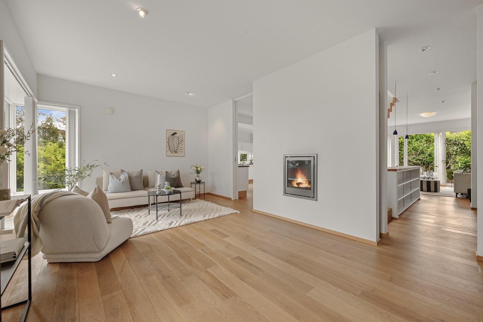 Etasjen har 2 stuer. Ene med gasspeis for varme og hygge. Galleribilde