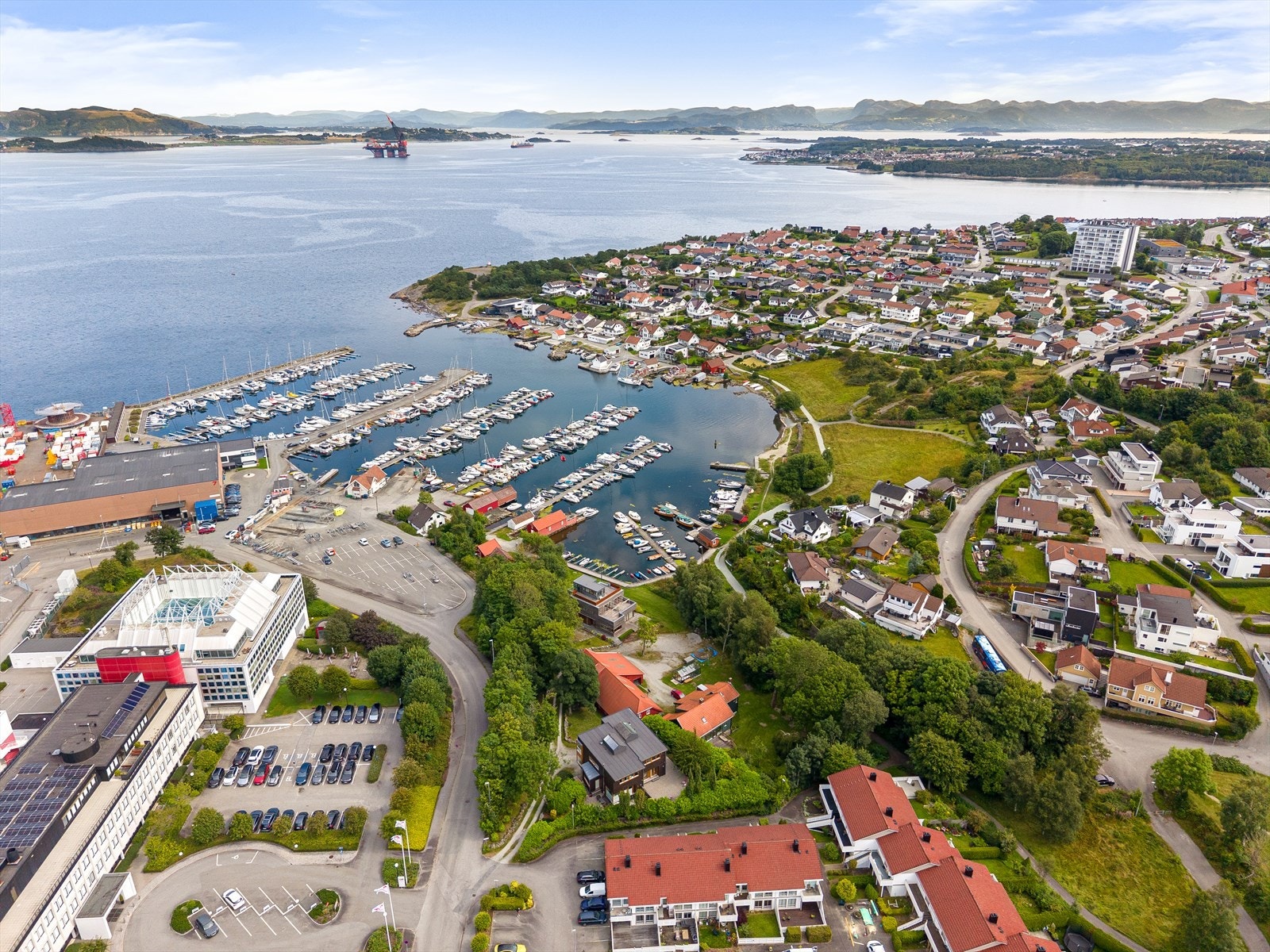 Kort avstand til sjøen, båthavnen og flotte turområder. Galleribilde