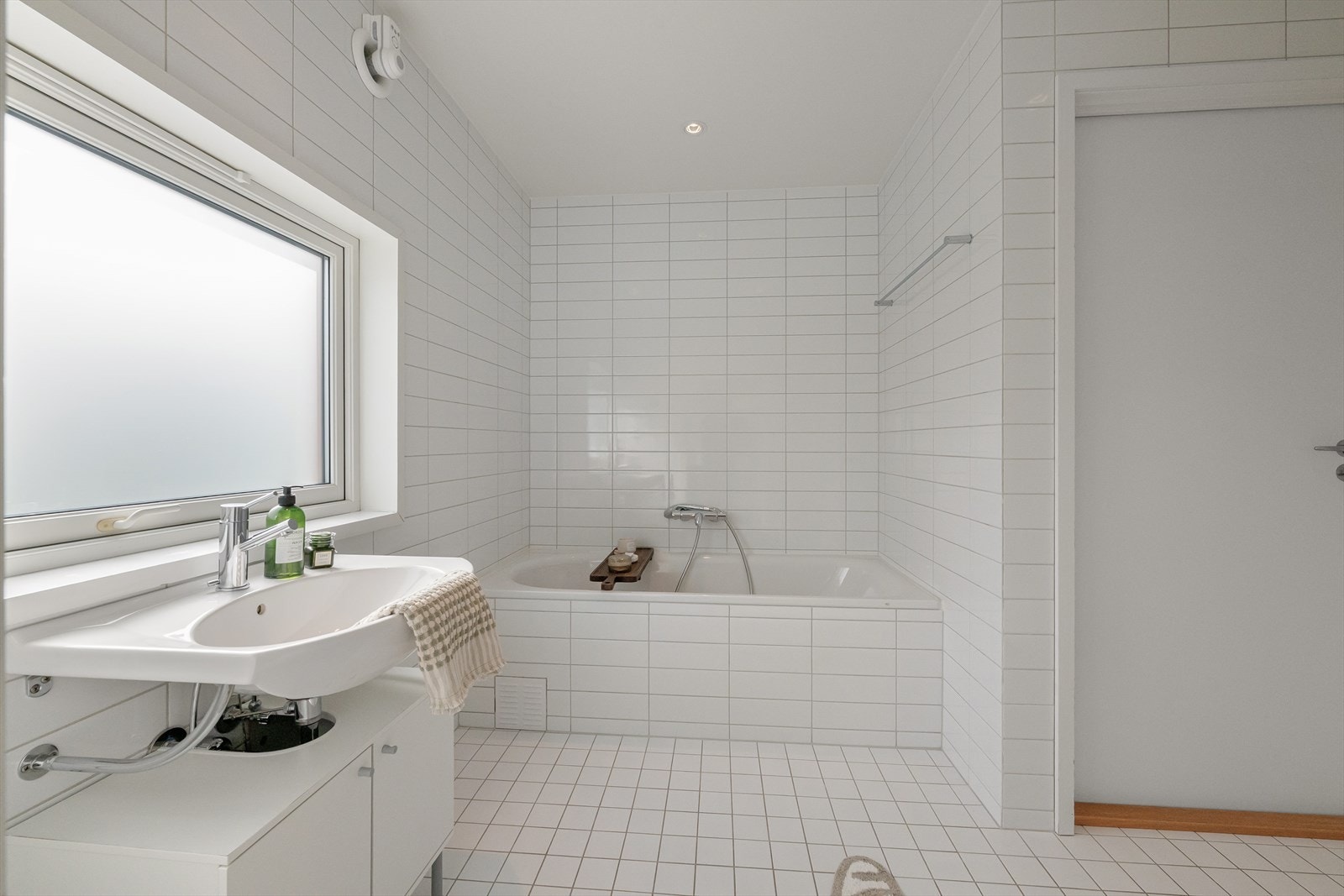 En egen avdeling på badet med badekar. Galleribilde