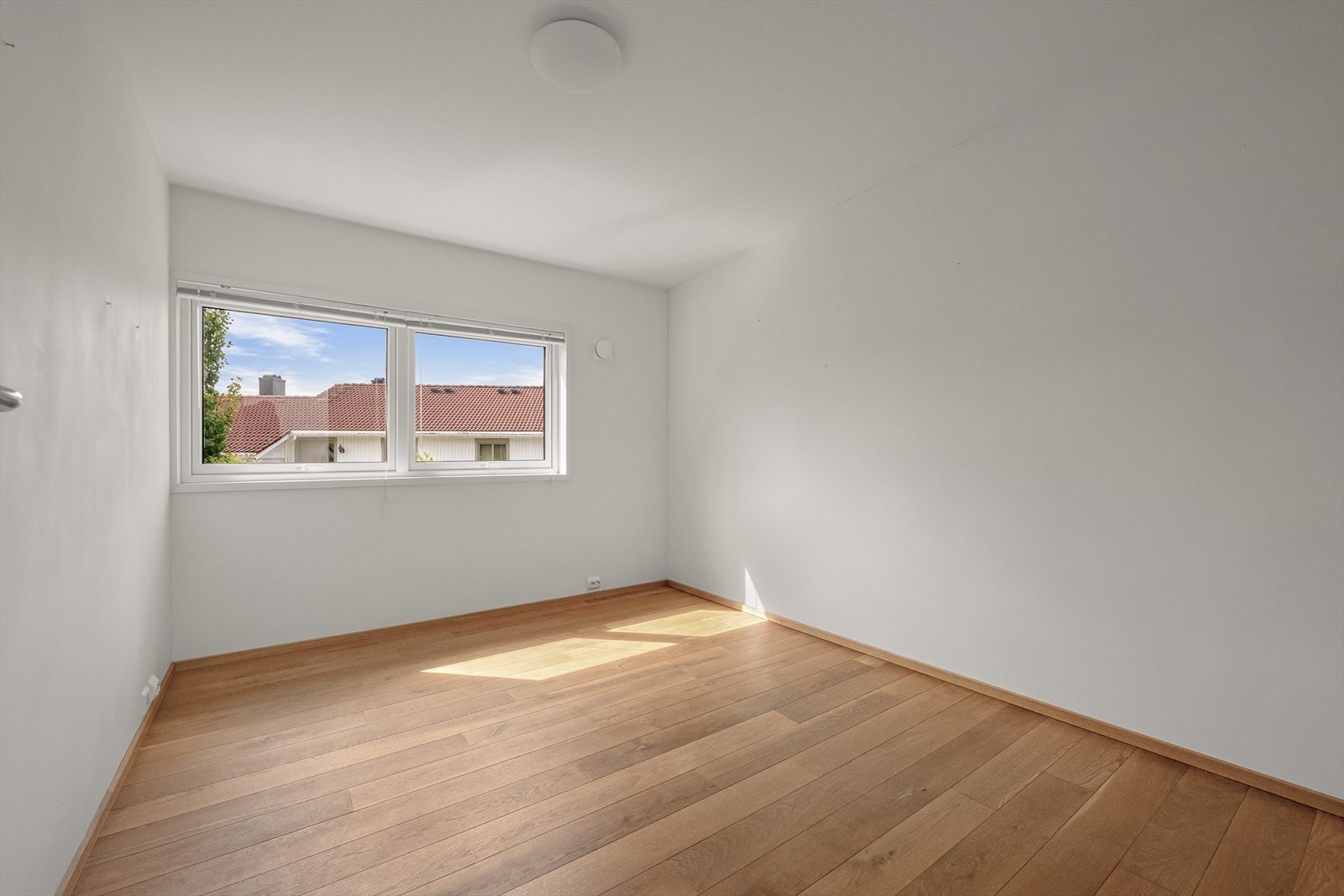 Lyst soverom med heltre gulv. Galleribilde