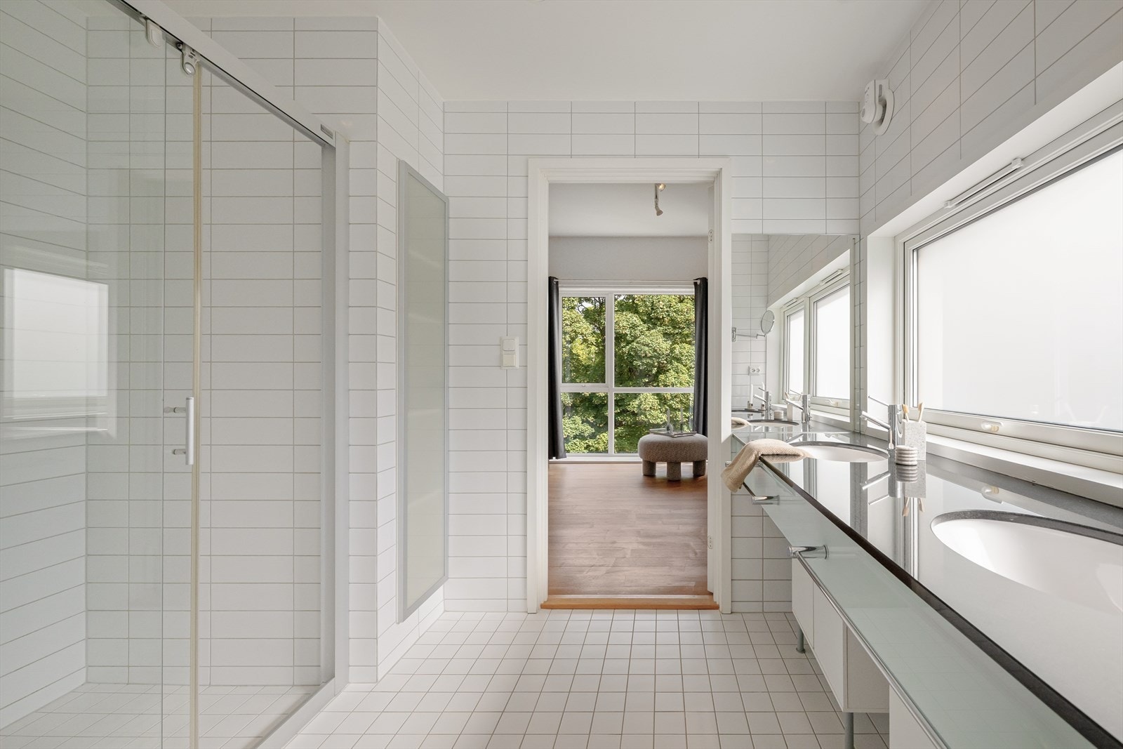 Hovedbadet kan skilles fra soverommet med en praktisk skyvedør. Galleribilde