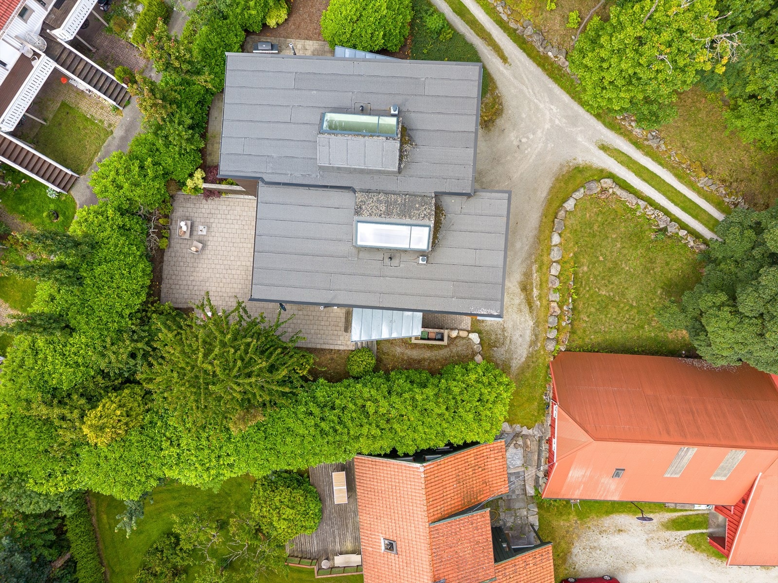 Boligen sett fra luften, med takvinduer som gir ekstra lys. Galleribilde
