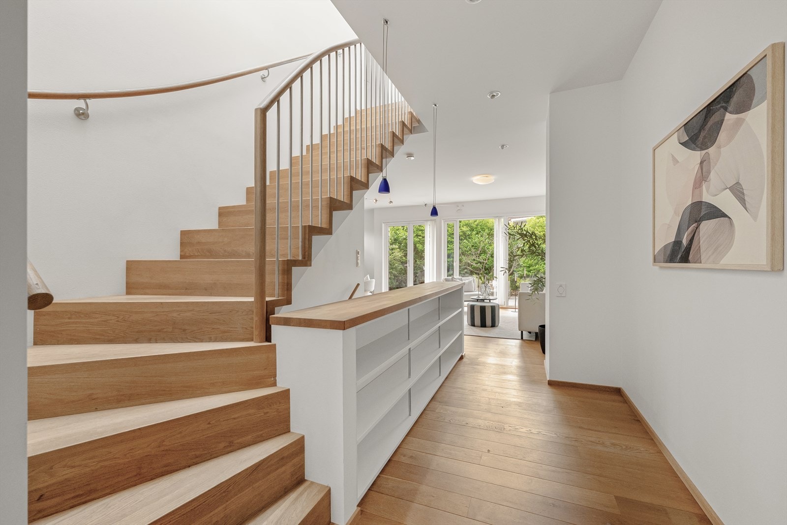 Trappen er et designelement i seg selv, med trinn i edeltre og spiler i stål. Galleribilde