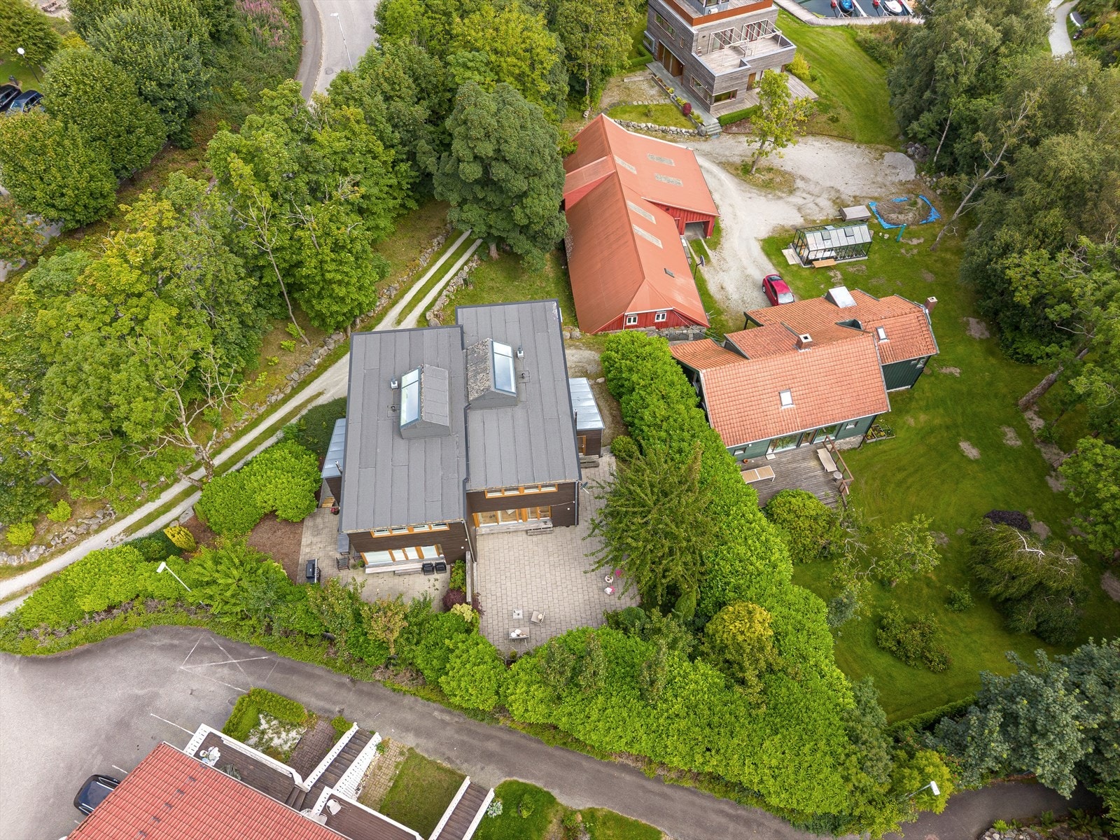 Oversikt over eiendommen og den store, private uteplassen. Galleribilde