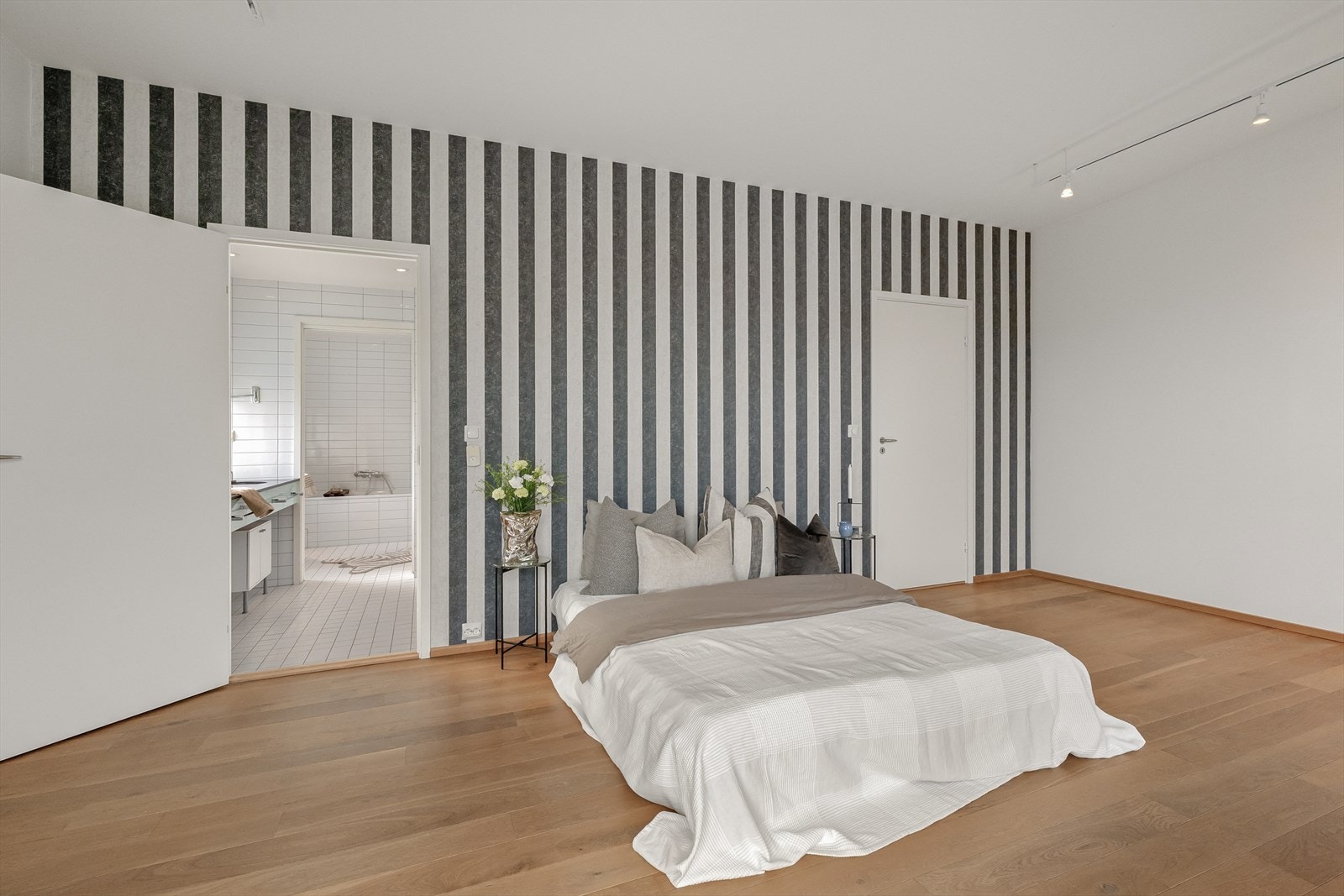 Fra hovedsoverommet er det direkte inngang til hovedbadet. Galleribilde