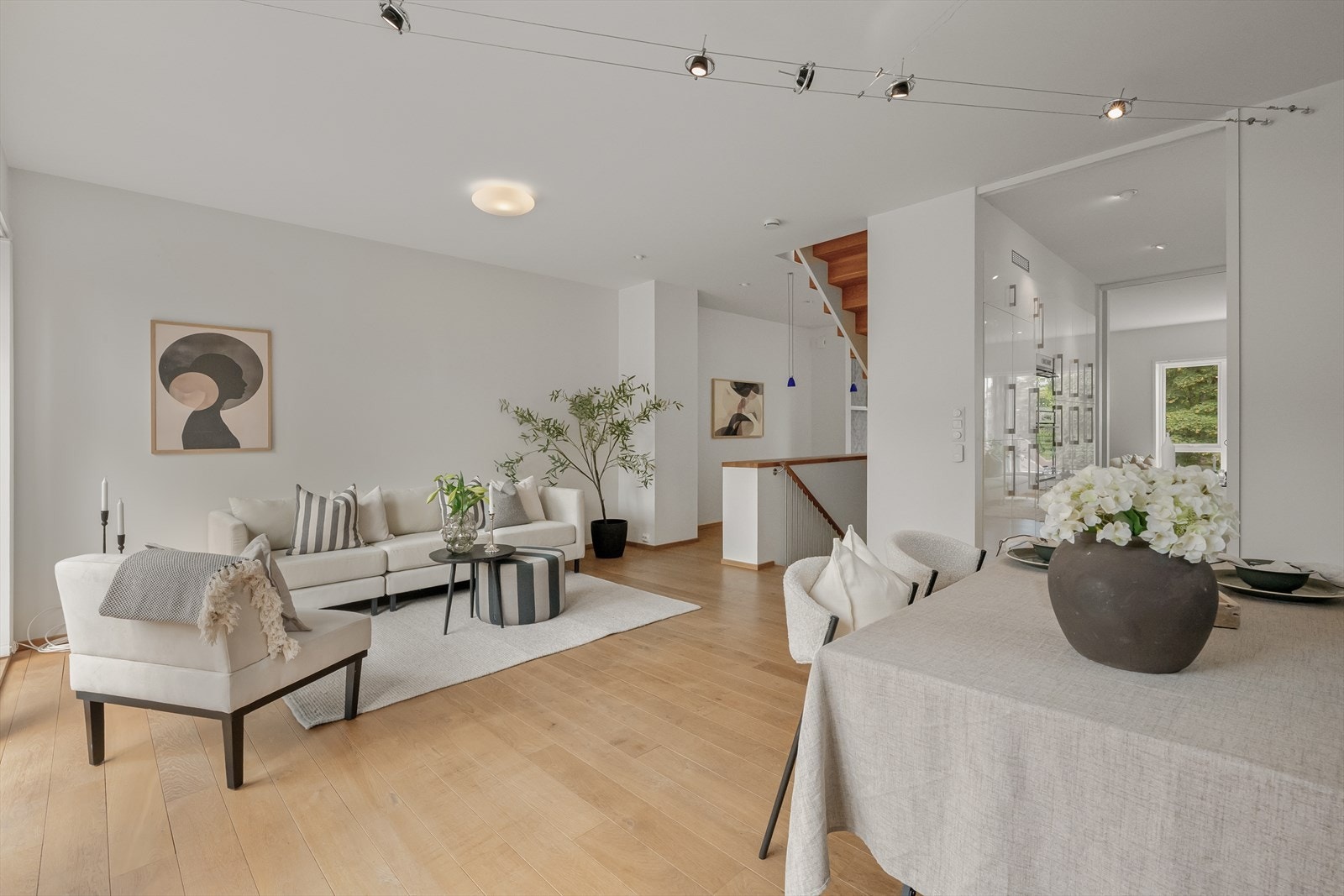 Den åpne løsningen gir en god flyt mellom rommene. Galleribilde