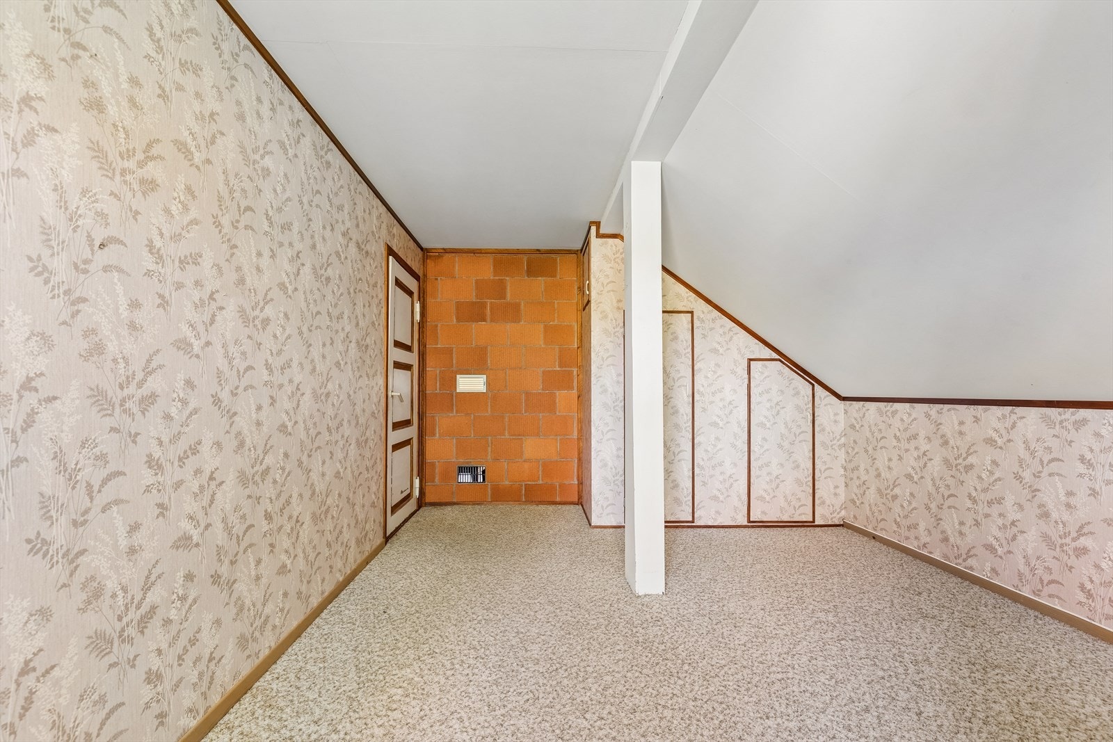 Soverom nr 3 praktiske lagringsmuligheter i knevegger. Galleribilde