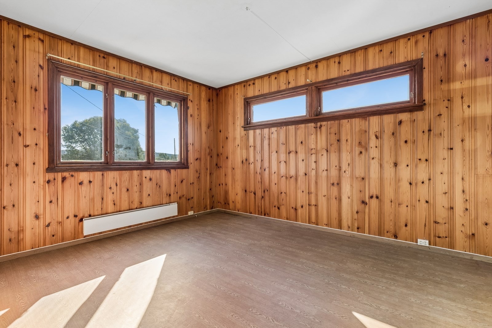 Soverom i tilbygget, med vegger kledd i trepanel. Galleribilde