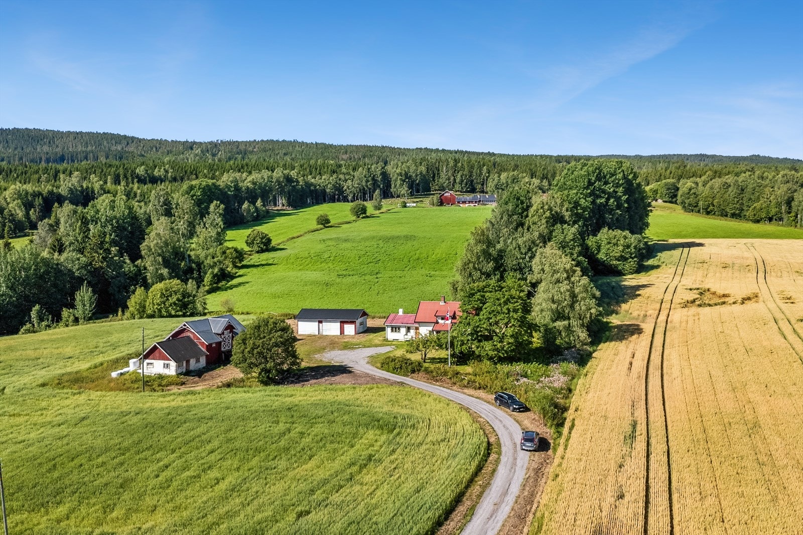 Eiendommen ligger landlig til på Brandval, omgitt av jorder og skog. Galleribilde