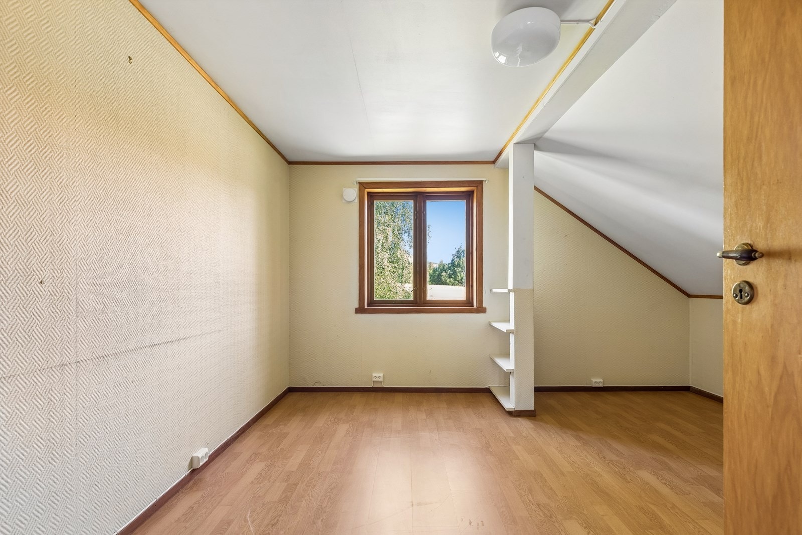 Soverom i andre etasje med skråtak. Opprinnelig kott er innlemmet i rommet (ikke omsøkt). Galleribilde