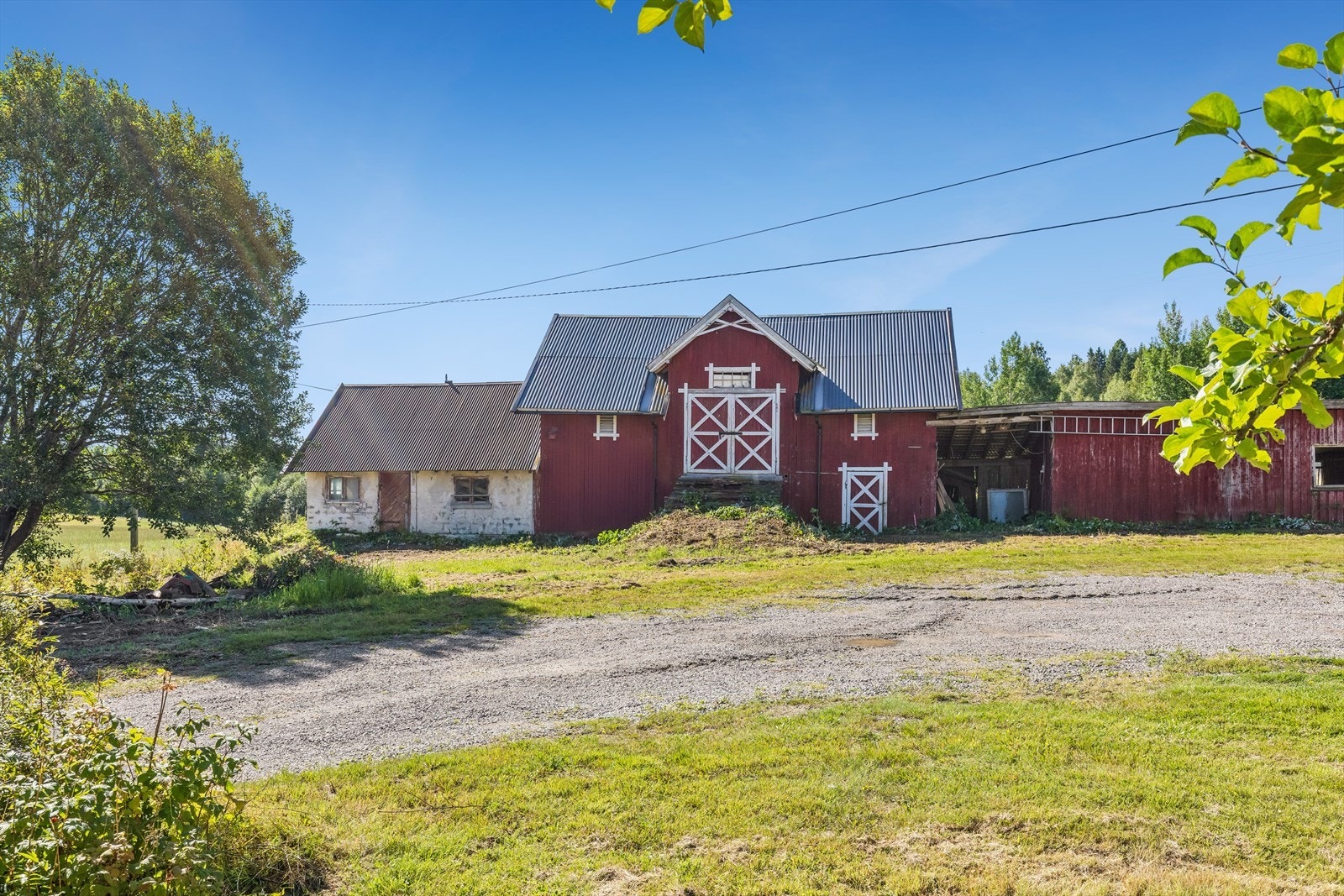 Den store låven fra ca. 1924 er på 155 m² og har høyloft med låvebru. Galleribilde