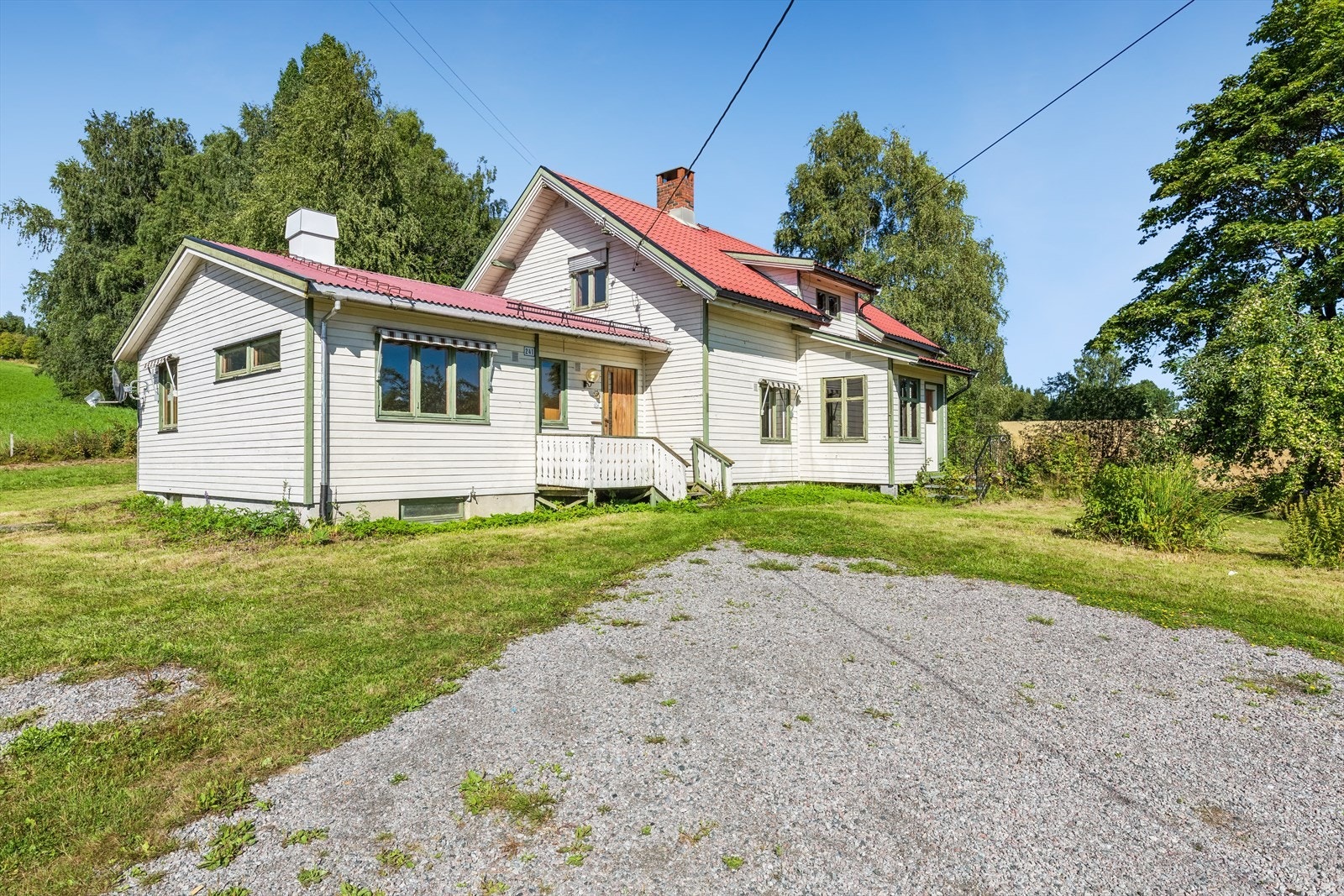 Eneboligen er opprinnelig oppført i 1923, med har et tilbygg fra 1980. Galleribilde