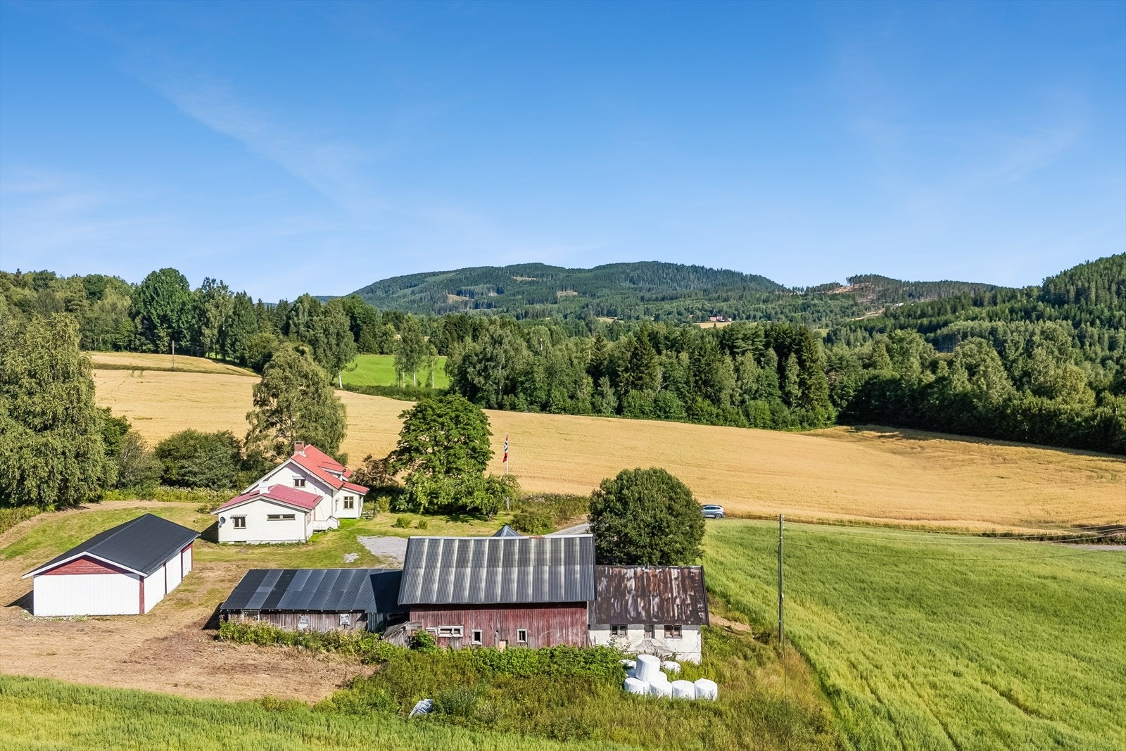 Naturskjønne omgivelser, med åker og eng. Galleribilde