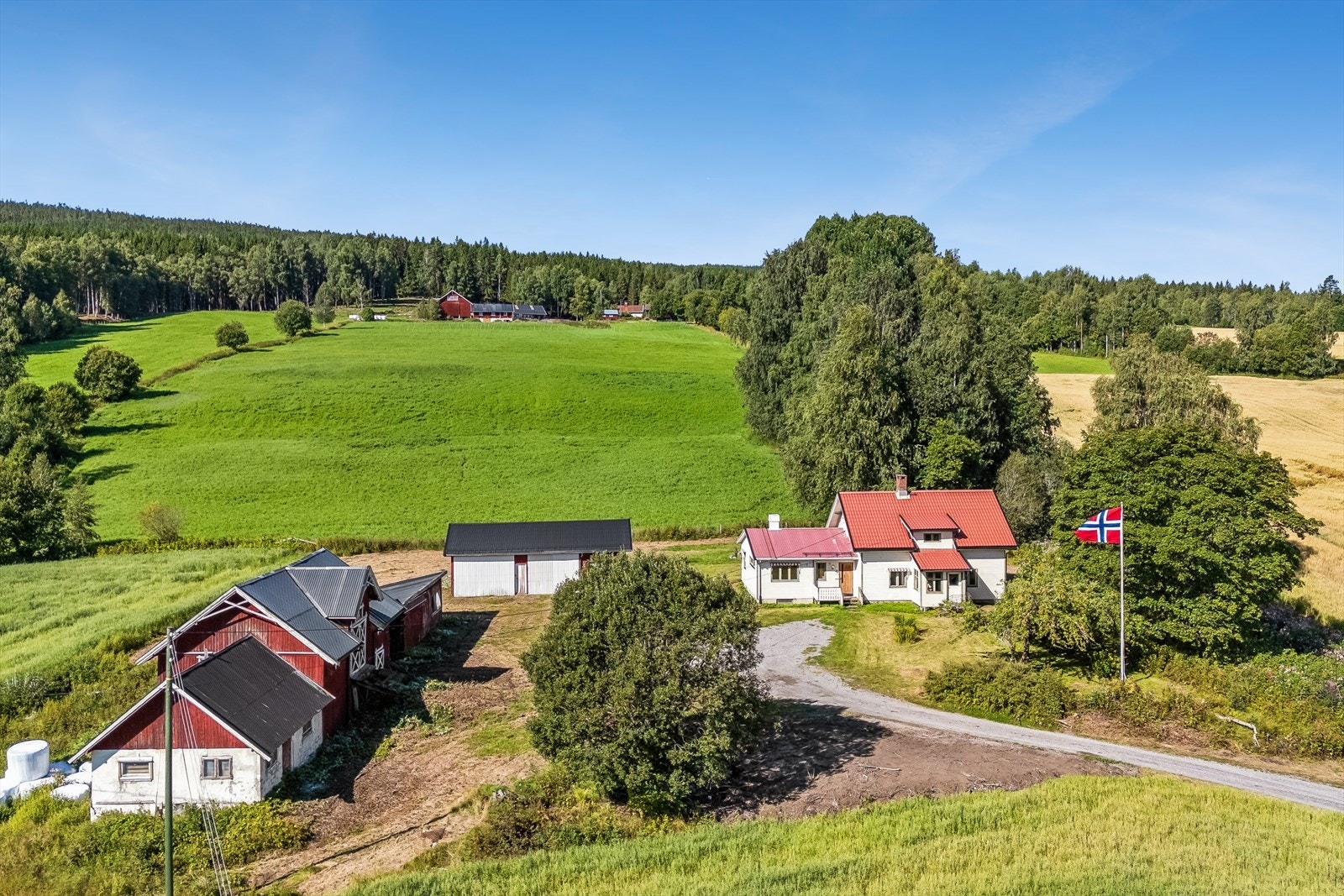 Et romslig boligtun med hage og god plass til parkering og aktivitet. Galleribilde