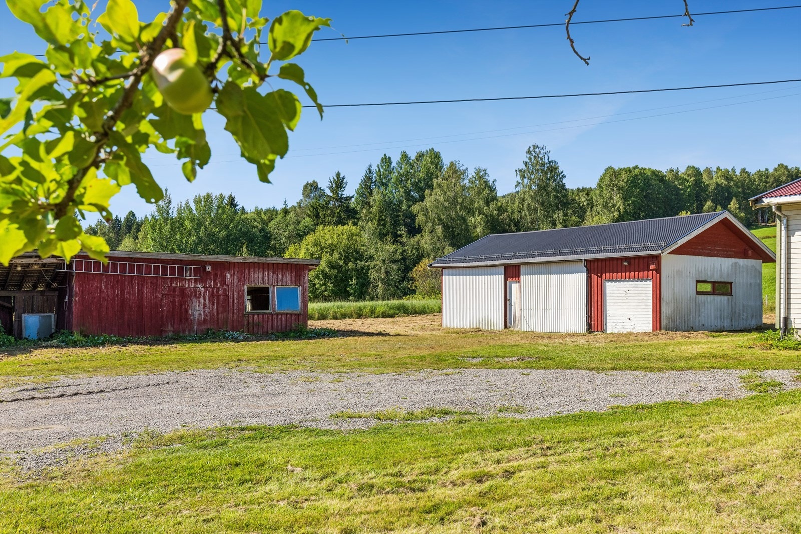Garasjen på 79 m² er fra 1995 og har innlagt strøm, vippeport og to skyveporter. Galleribilde