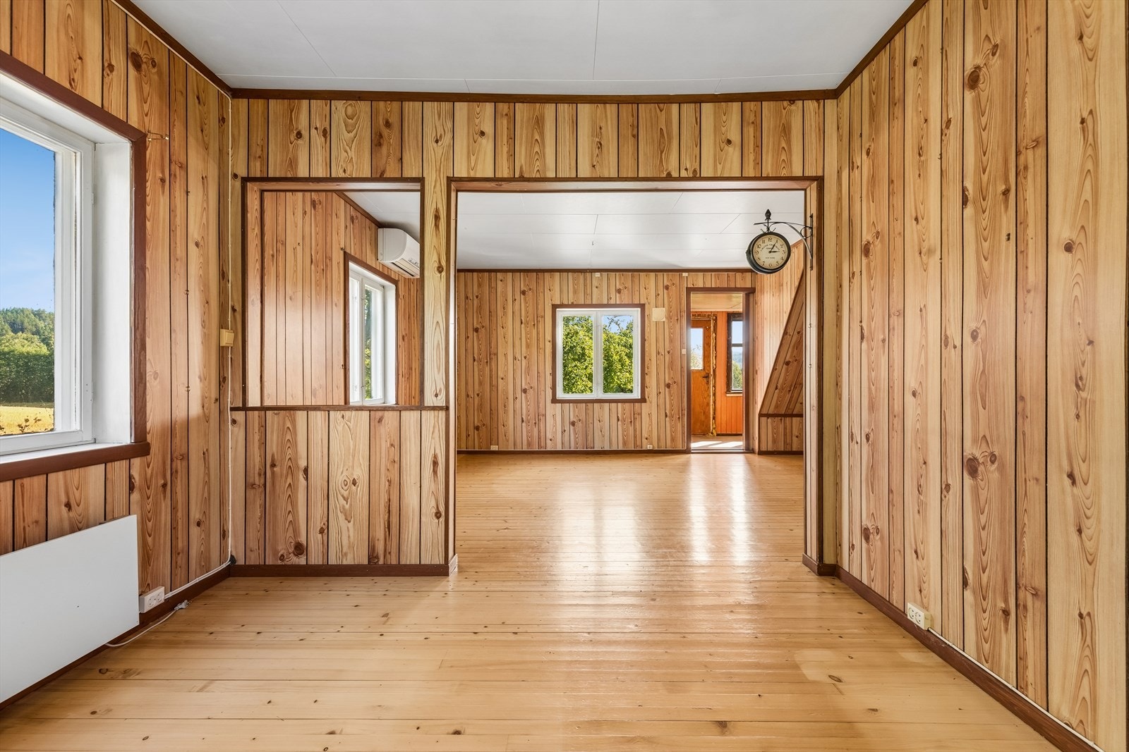 Stuen er gjennomgående, med lys inn fra 3 sider. Egen utgang via tilbygget inngangsparti. Galleribilde