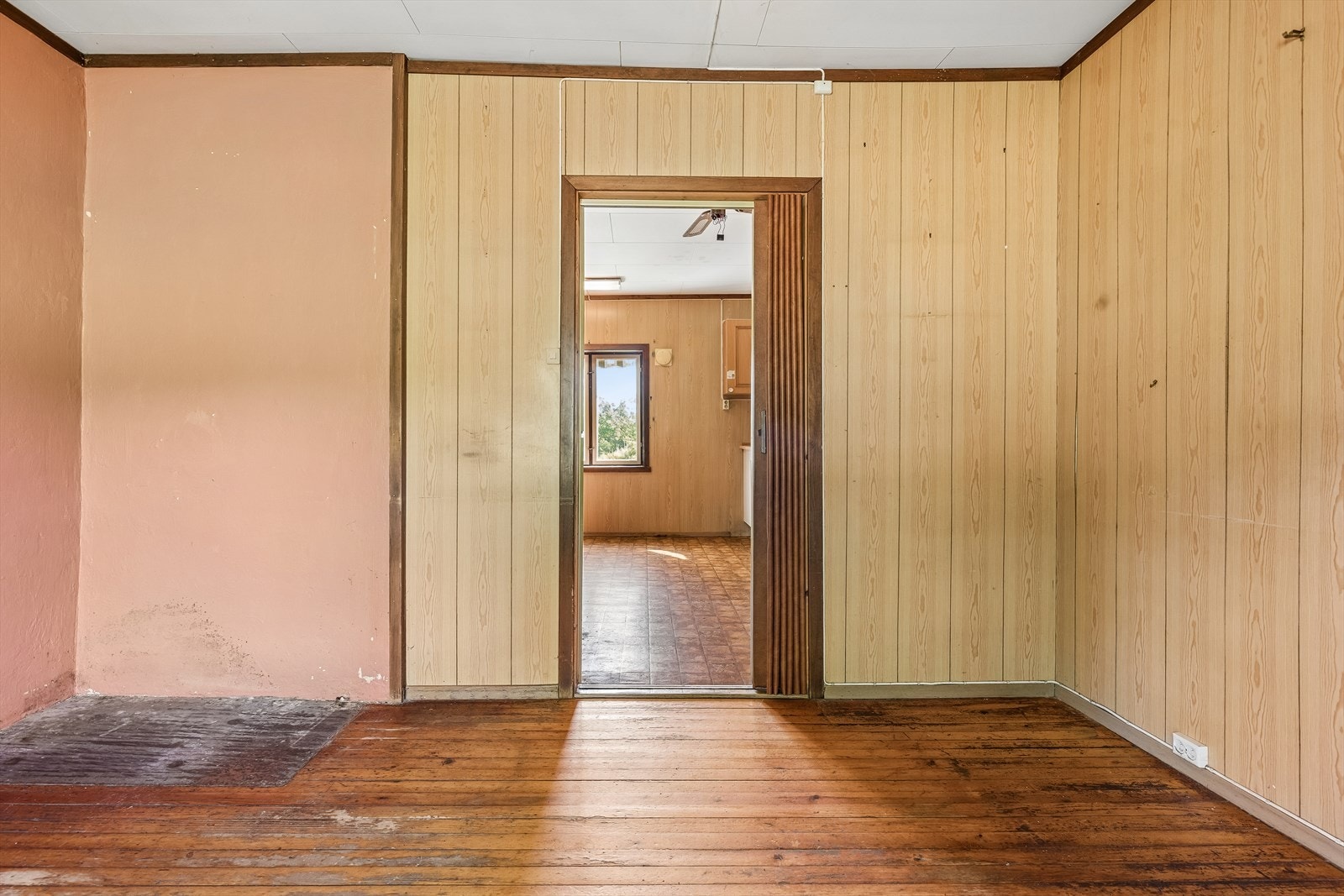 Dette soverommet har skyvedør mot kjøkkenet, og her kan det også fint innredes en spisestue.e Galleribilde