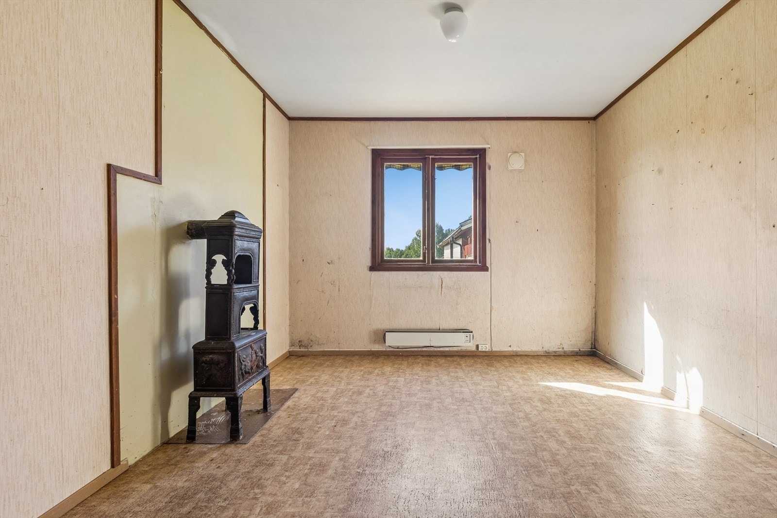 Soverom i tilbygget del, med vedovn. Galleribilde