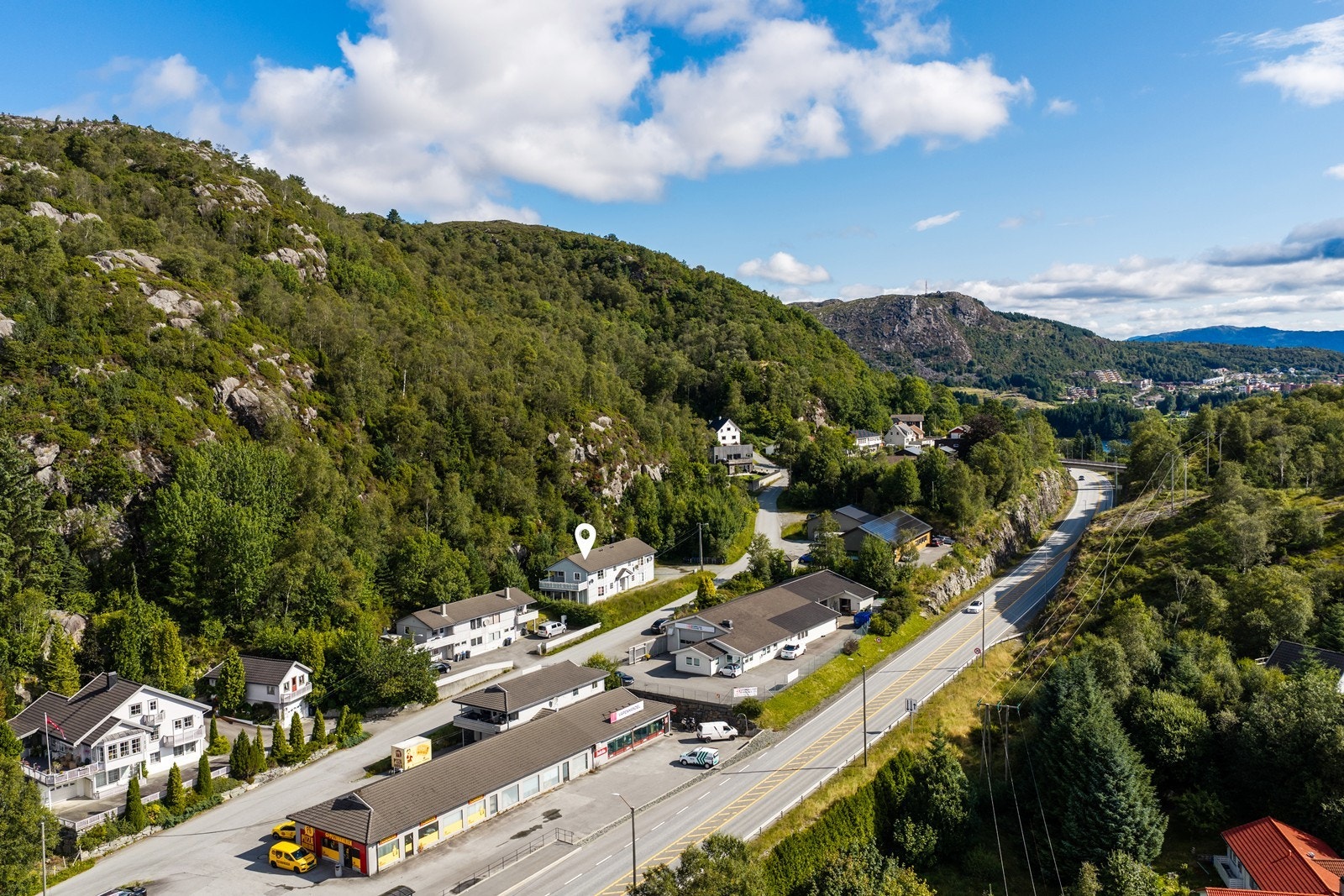 Eiendommen har en attraktiv beliggenhet i et rolig område i Førresfjorden, med nærhet til skole, barnehage, dagligvarehandel, aktivitetstilbud og fine turområder. Galleribilde