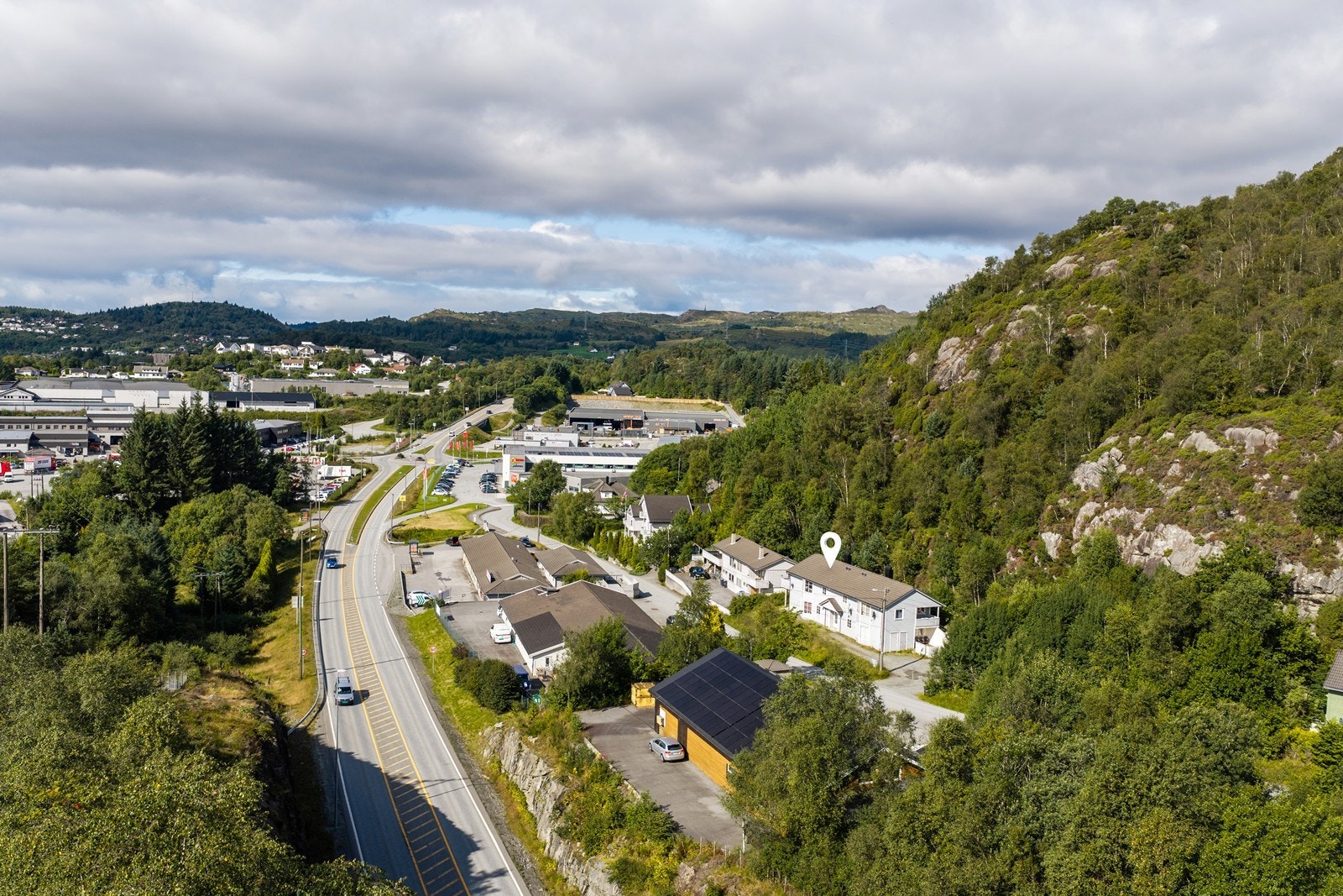 Her bor du i rolige og fredelige omgivelser samtidig som du har kort avstand til det man trenger i hverdagen. Galleribilde