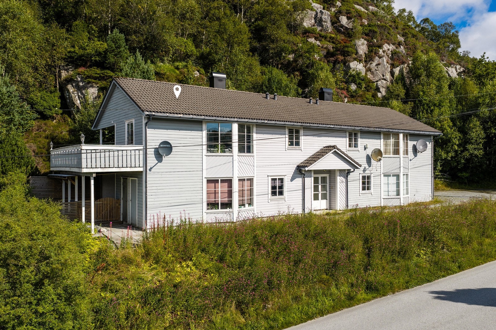 En lys og trivelig leilighet i 2.etasje med stor terrasse. Galleribilde
