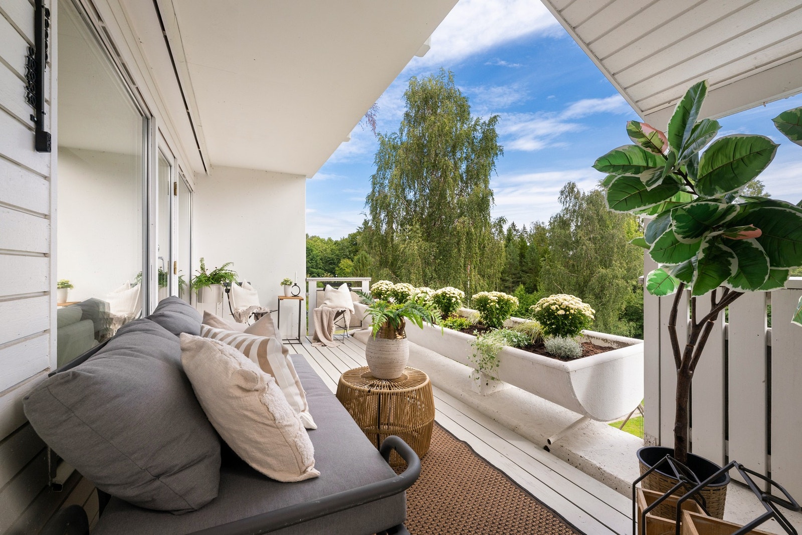 Innbydene og usjenert solrik terrasse med frodig utsyn Galleribilde