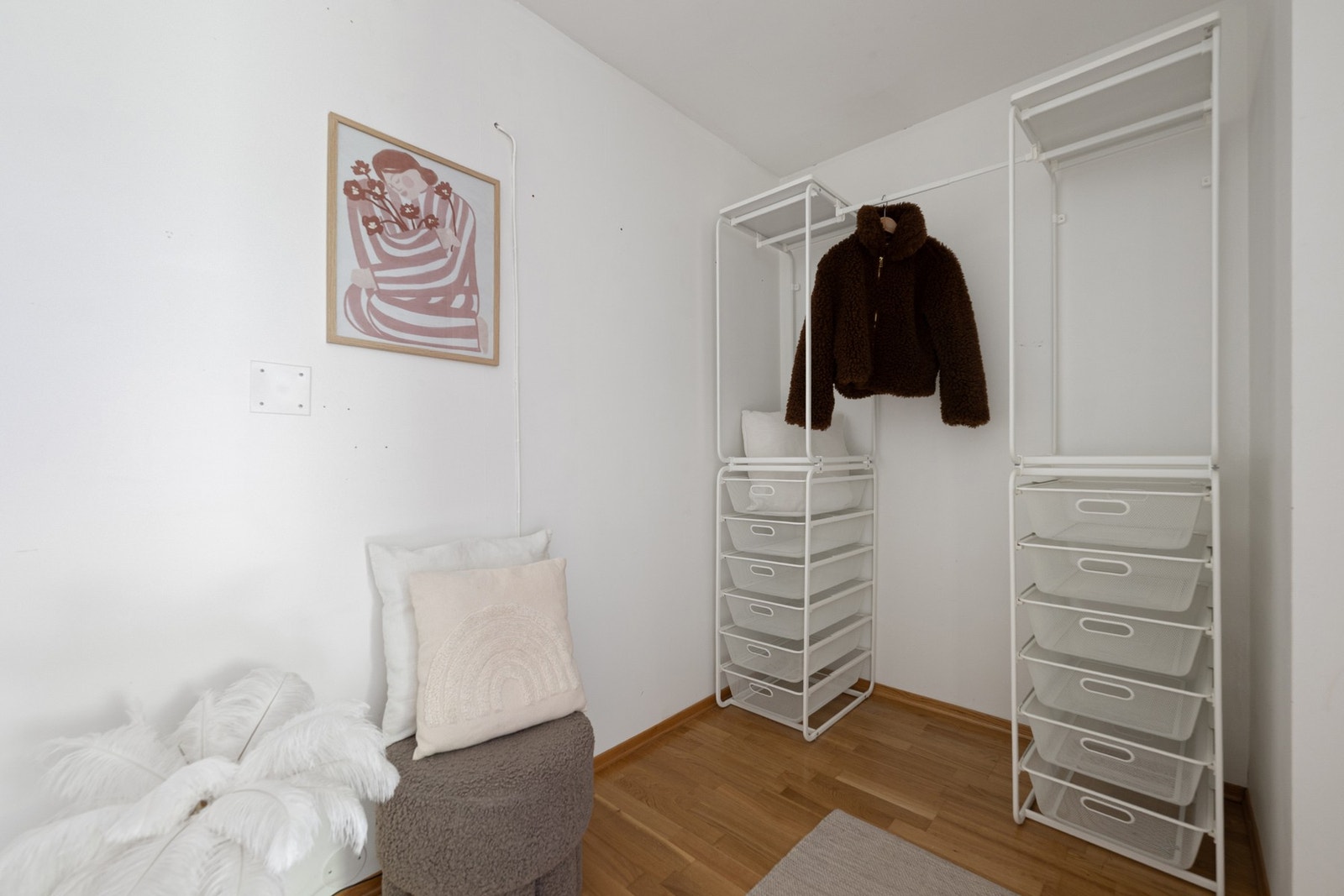 Meget praktisk og stort walk in closet Galleribilde