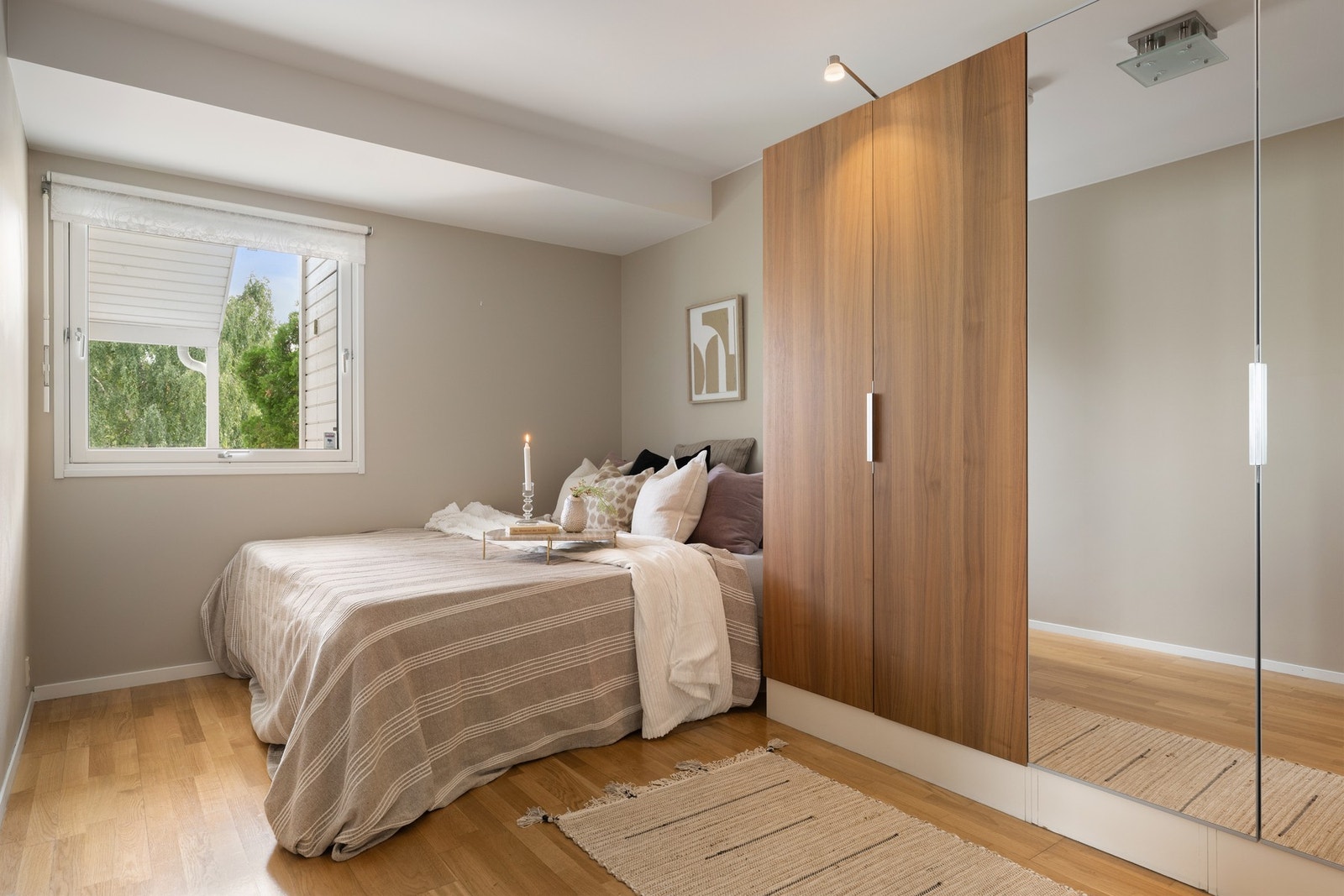 Soverom 1 med stor garderobe Galleribilde