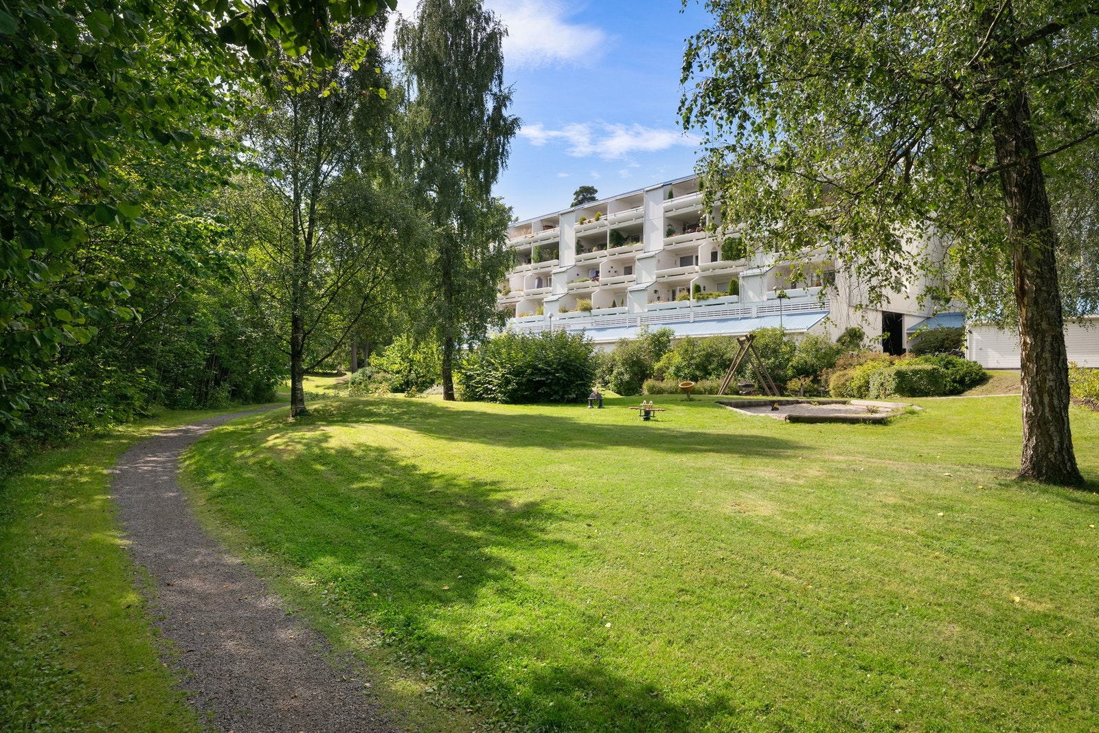 Selveiet gård som bader i sollys i frodige omgivelser Galleribilde