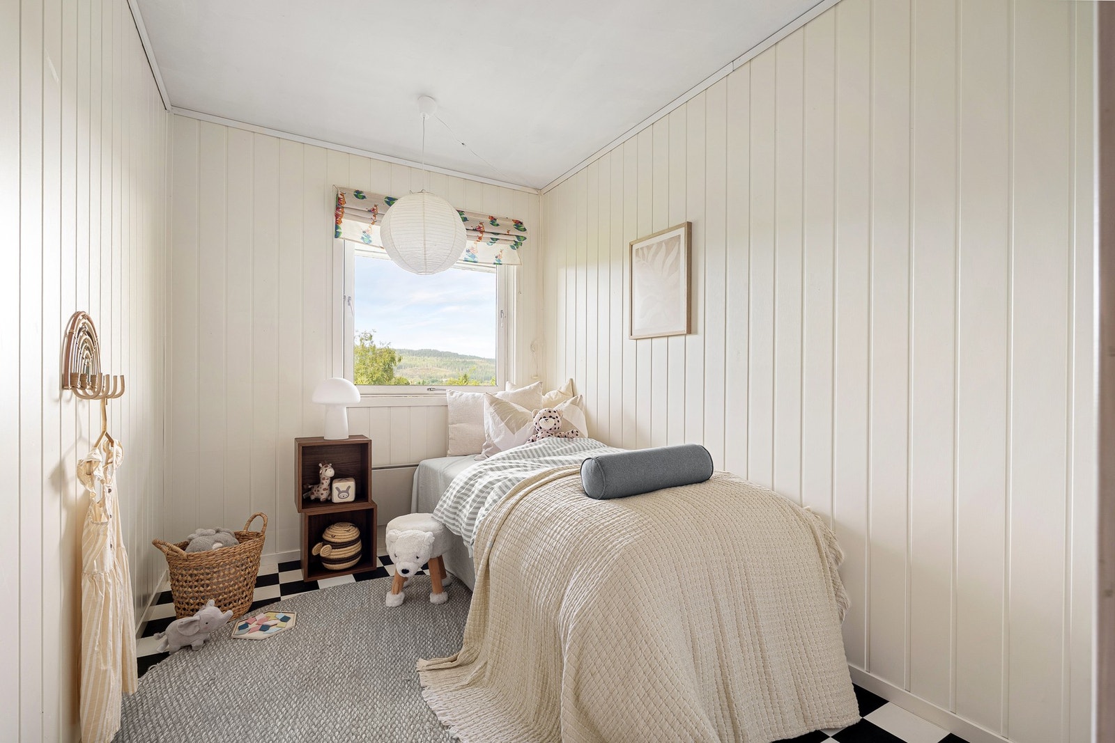 God plass til seng og garderobe. Galleribilde