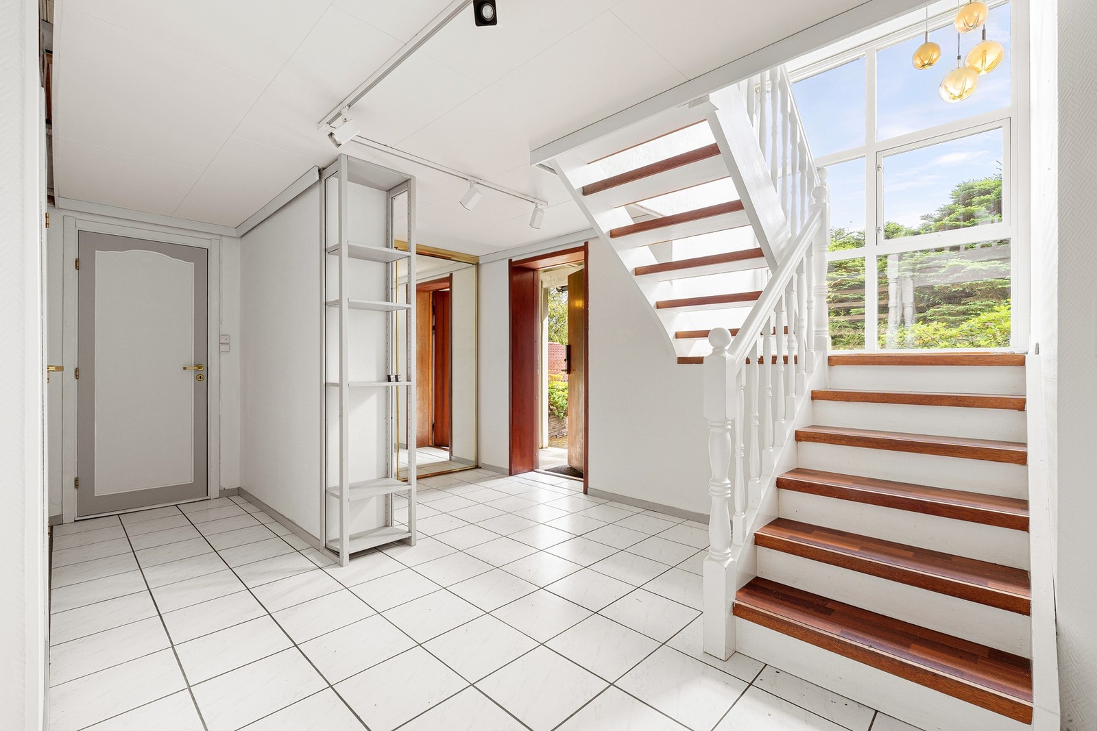 Flott entré med god oppbevaring i skyvedørsgarderobe. Galleribilde