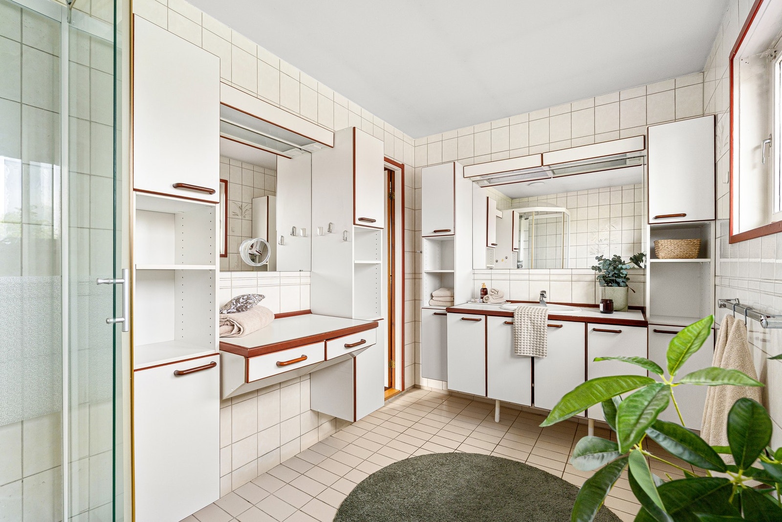 Badet har gode oppbevaringsmuligheter i skap både under servanten og i overskap. Galleribilde