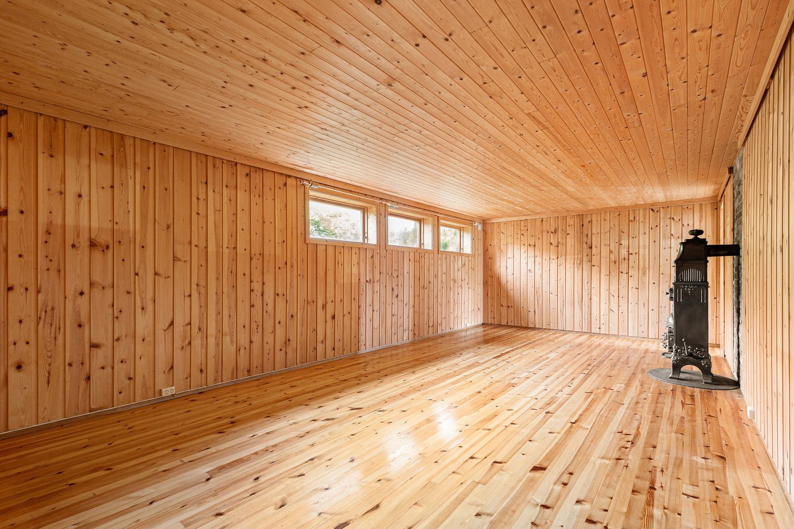 Kjellerstue med peis som skaper en lun og hyggelig atmosfære. Galleribilde