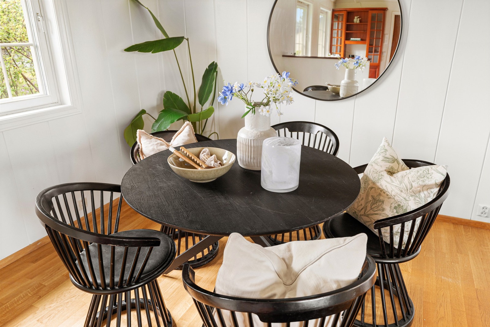 God plass til langbord perfekt for sosiale sammenkomster med familie og venner. Galleribilde