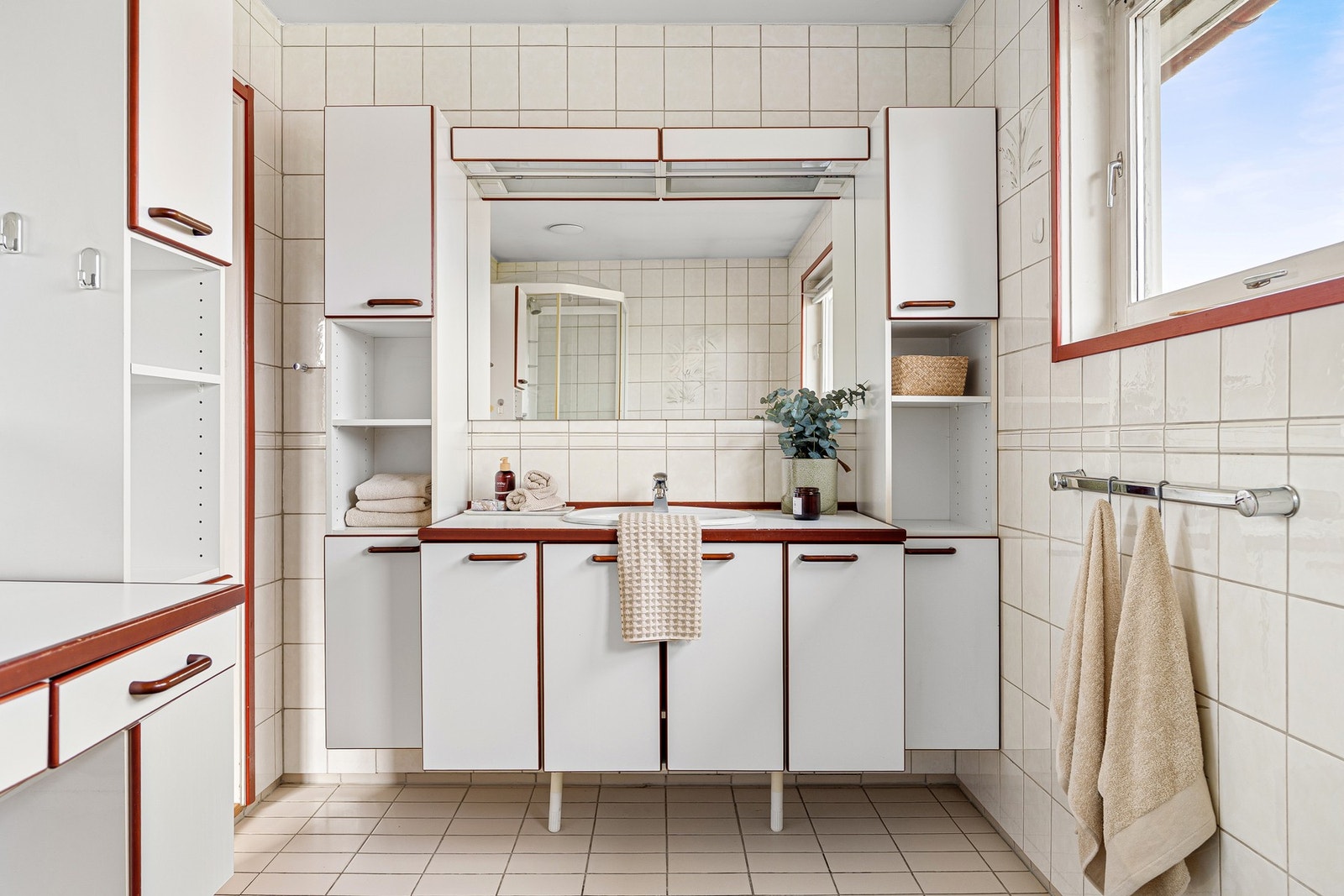 Badet er utstyrt med praktisk dusjhjørne. Galleribilde