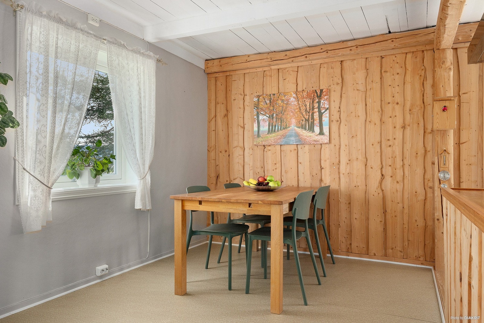Spiseplass i tilknytning til både stue og kjøkken. Galleribilde