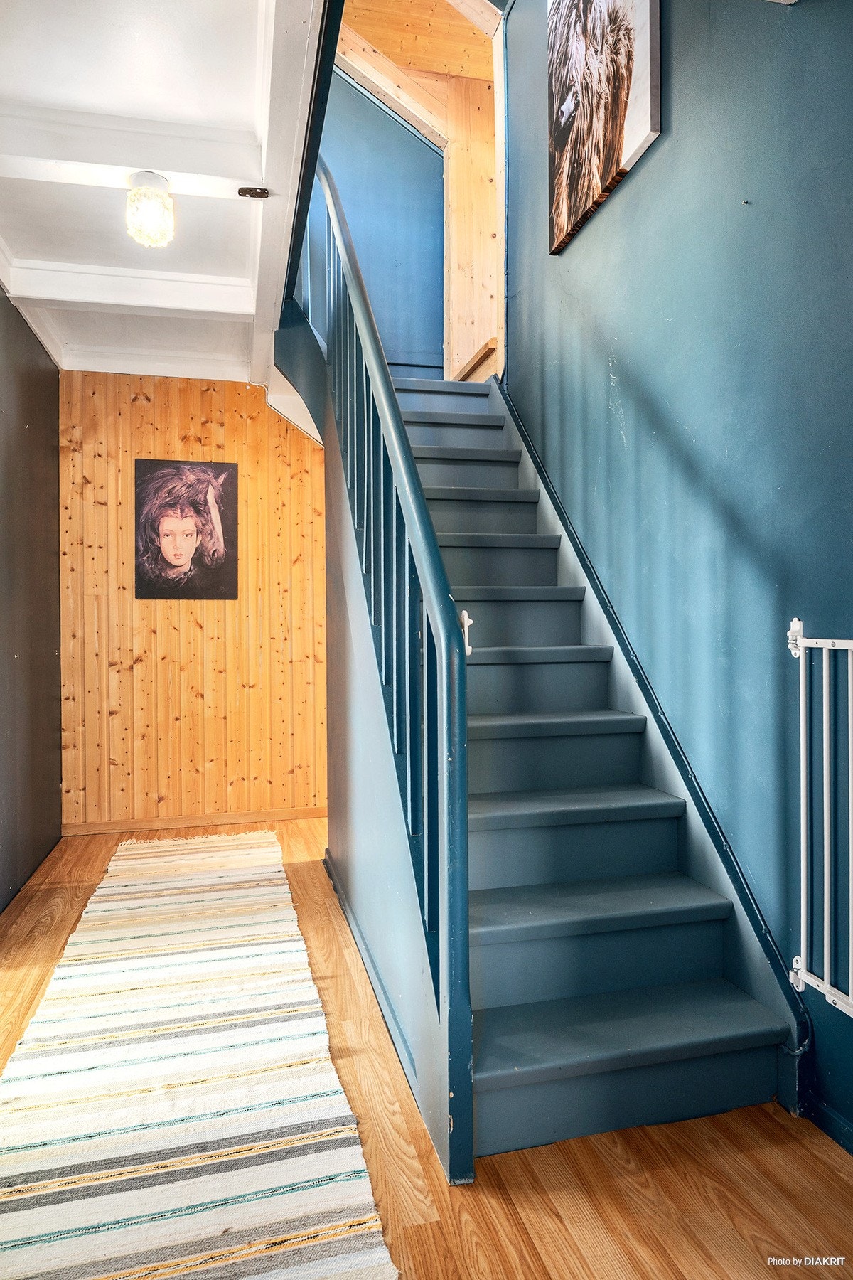 Malt tretrapp leder opp til andre etasje. Galleribilde