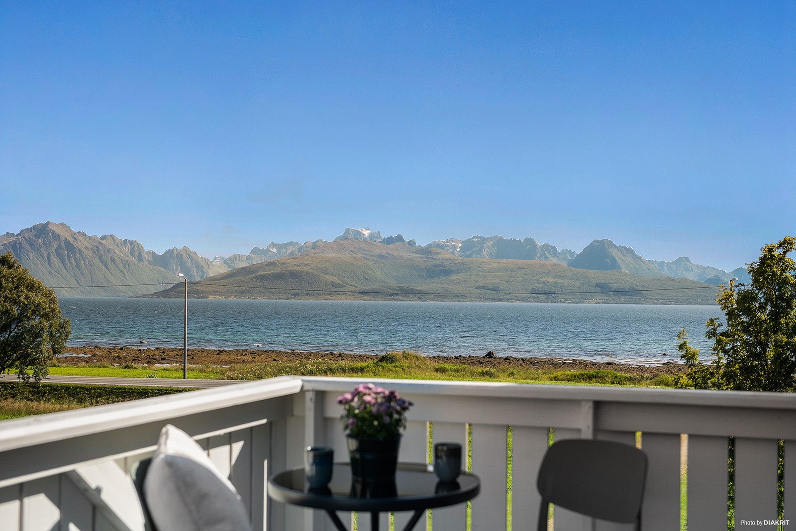 Fra takterrassen i andre etasje er det fri utsikt over fjorden og fjellene. Galleribilde