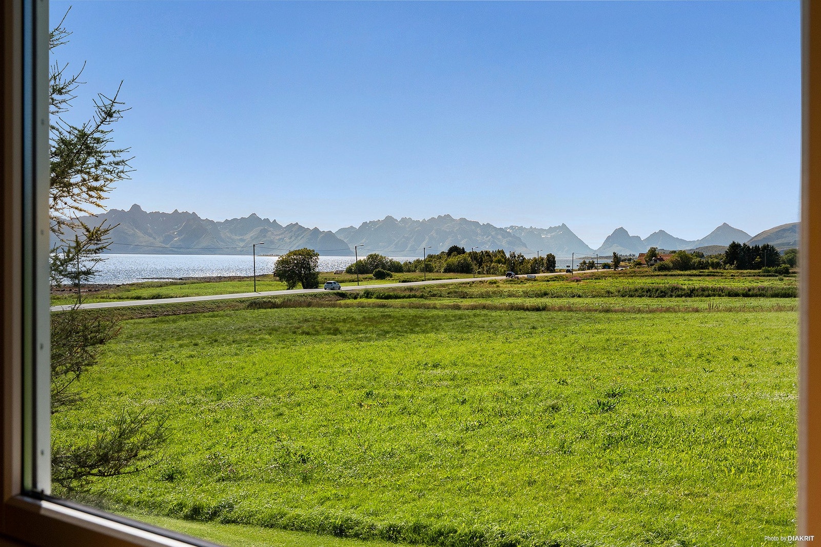 Fra flere av boligens vinduer er det fri utsikt over fjorden og fjellene. Galleribilde