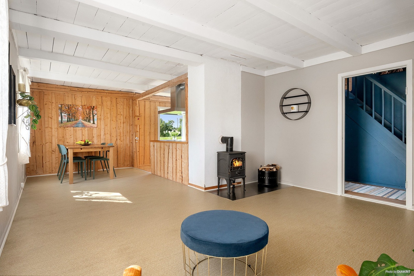 Stuen har plass til både sofagruppe og spisebord. Galleribilde