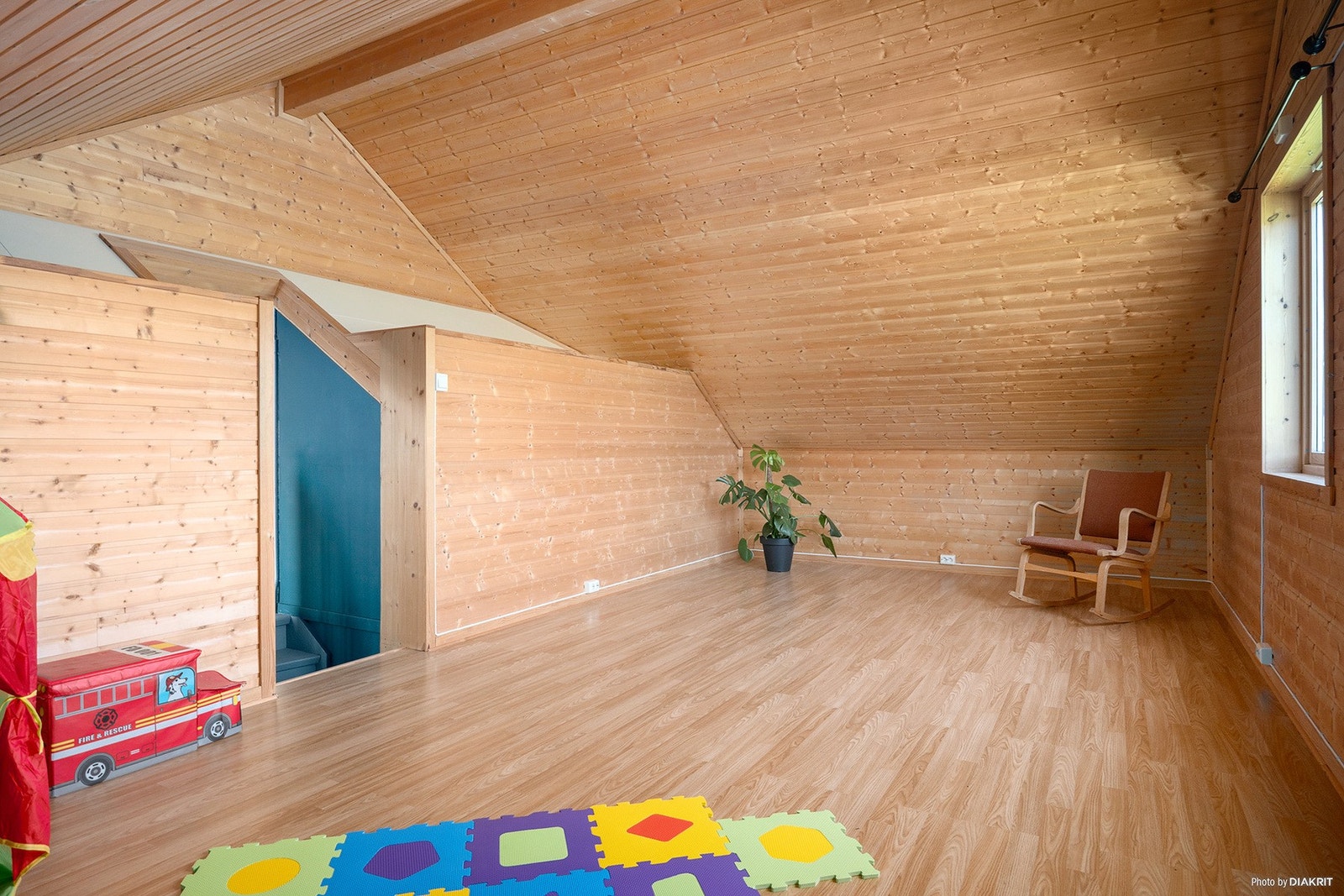 Loftstuen har panel på vegger og i tak, og gir et fleksibelt ekstra oppholdsrom. Galleribilde
