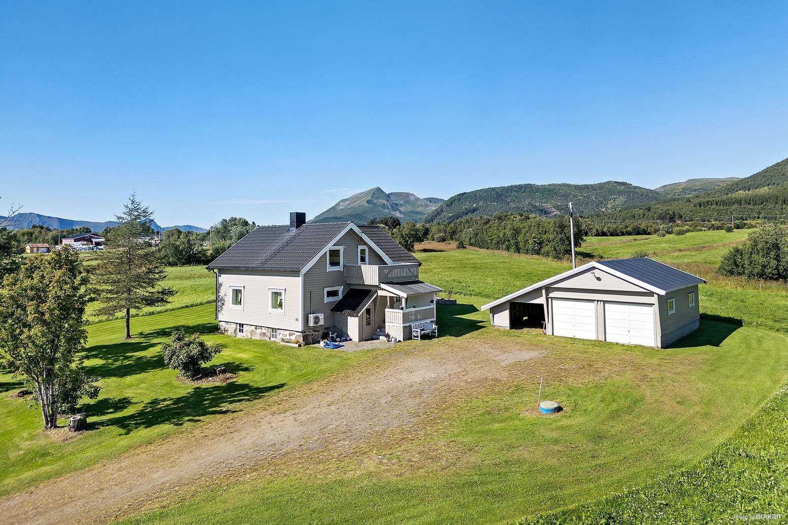 Enebolig med sjøutsikt, stor tomt og en frittstående dobbelgarasje med carport. Galleribilde