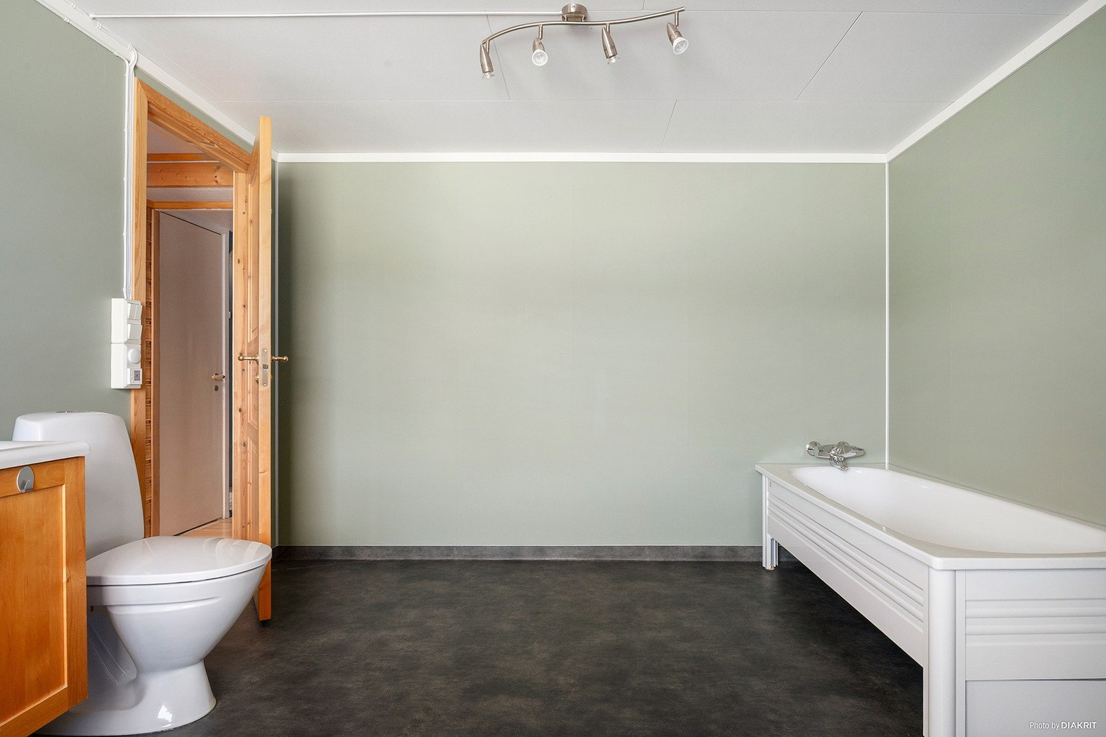 Badet har elektriske varmekabler i gulvet og er også utstyrt med badekar. Galleribilde